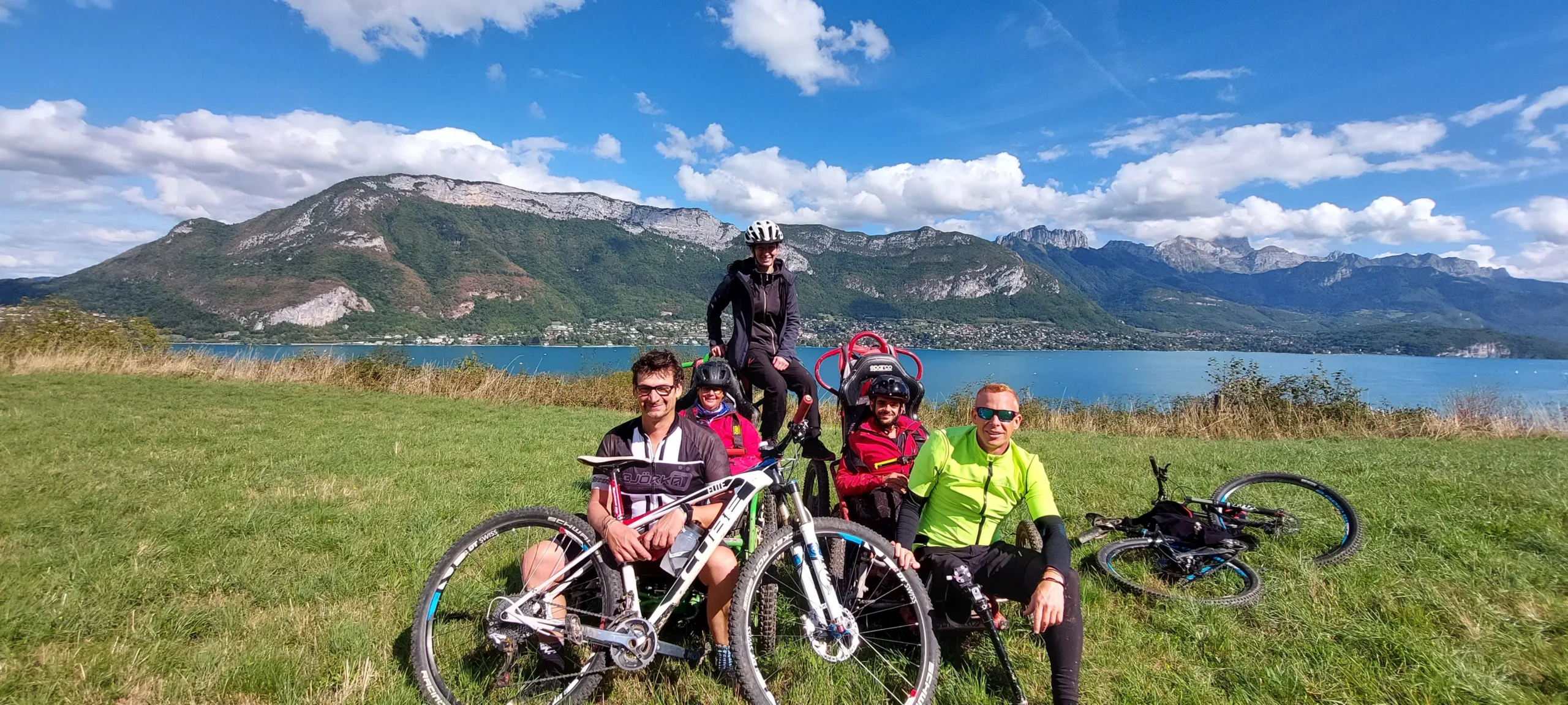 équipe de l'association Les 7 Chemins Festival qui posent devant le lac d'Annecy