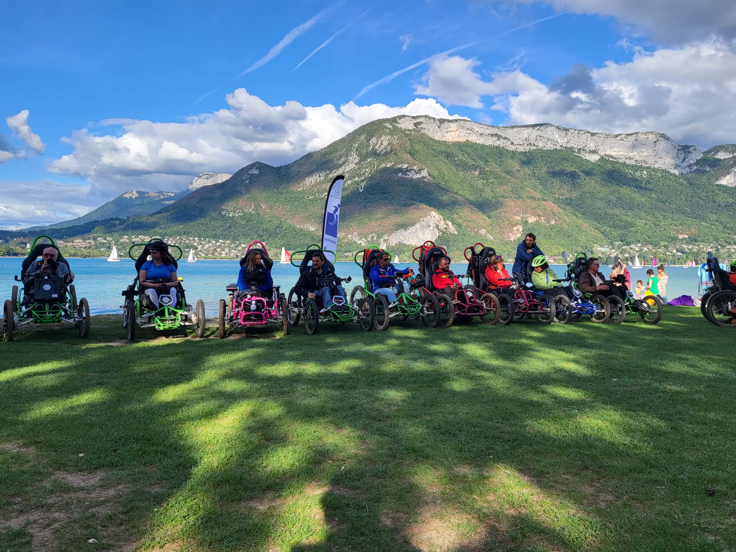 photo de participants devant le lac d'Annecy