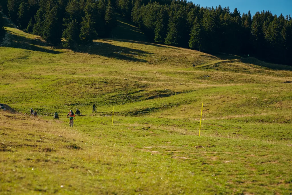 participants qui descendent le sentier en herbe du Semnoz