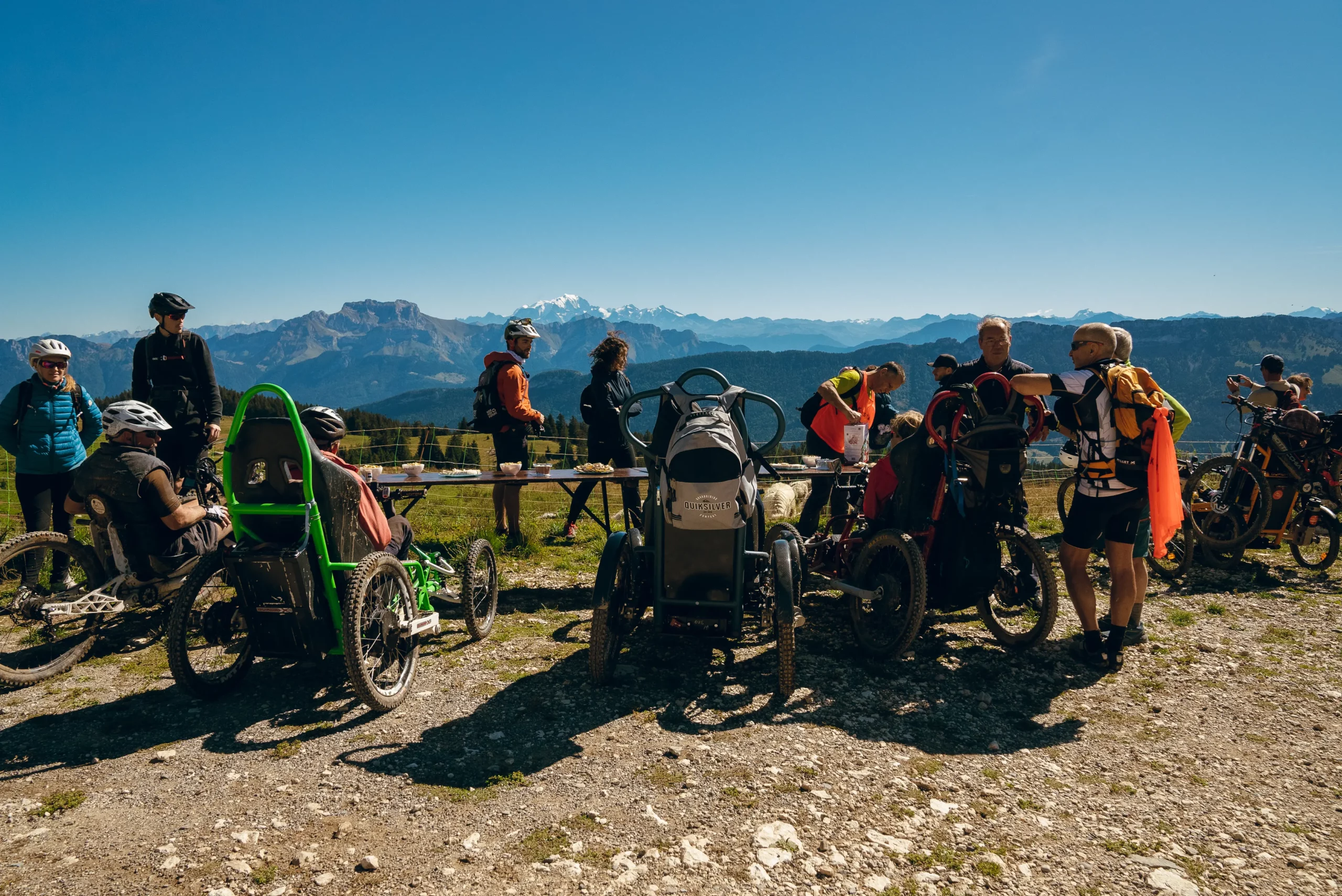 participants qui dégustent les produits chez les alpagistes avec la vue sur le Mont-Blanc