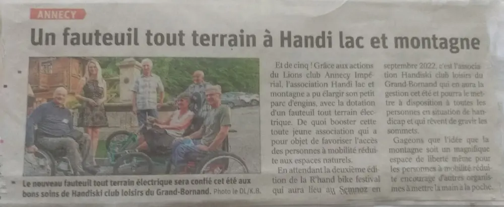 article dauphine libere avec pour titre Annecy : un fauteuil tout terrain à Handi lac et montagne