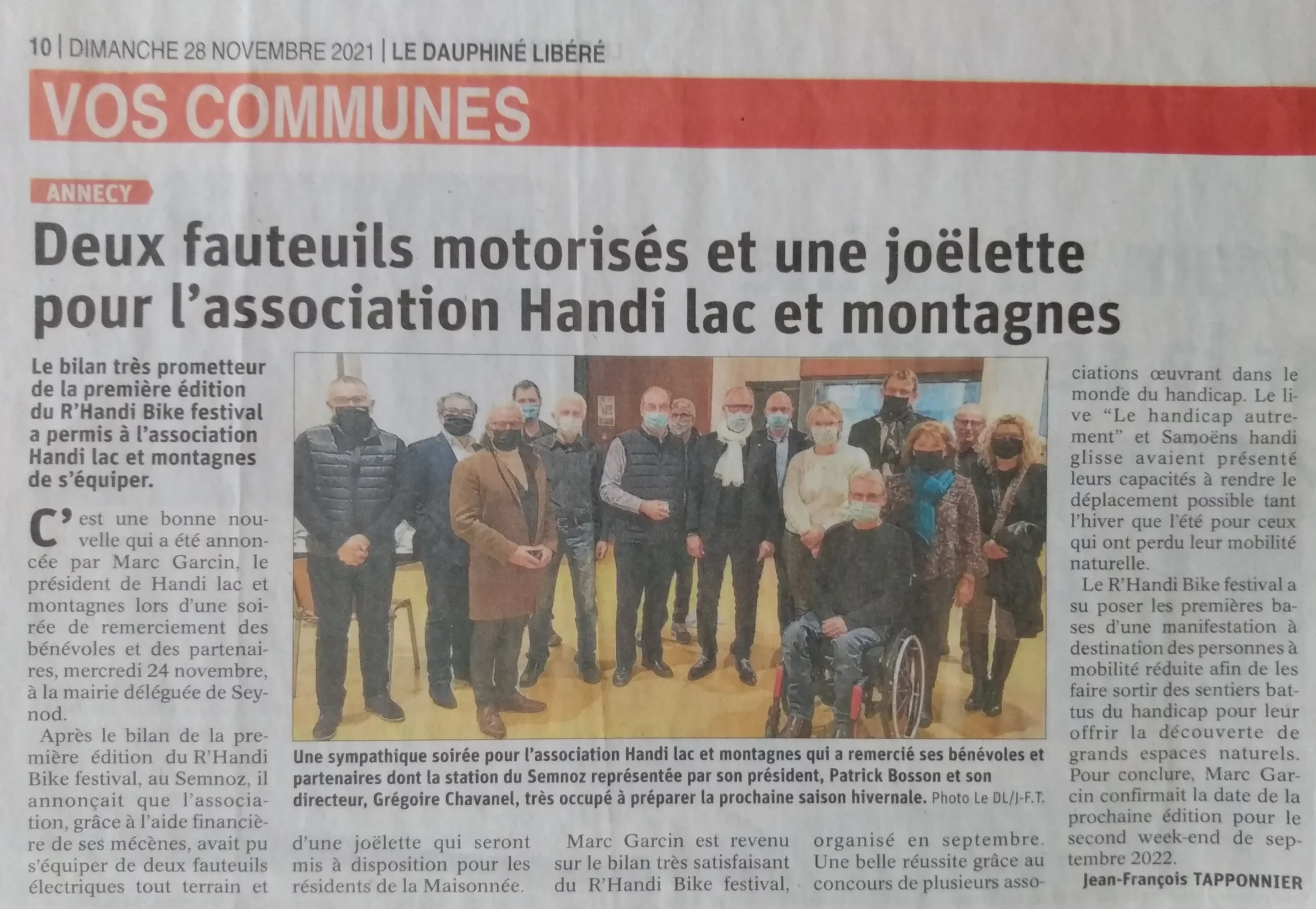 Article du Dauphiné Libéré paru le 27 novembre 2021 avec pour titre "Deux fauteuils motorisés et une joëlette pour l'association Handi Lac et Montagnes"