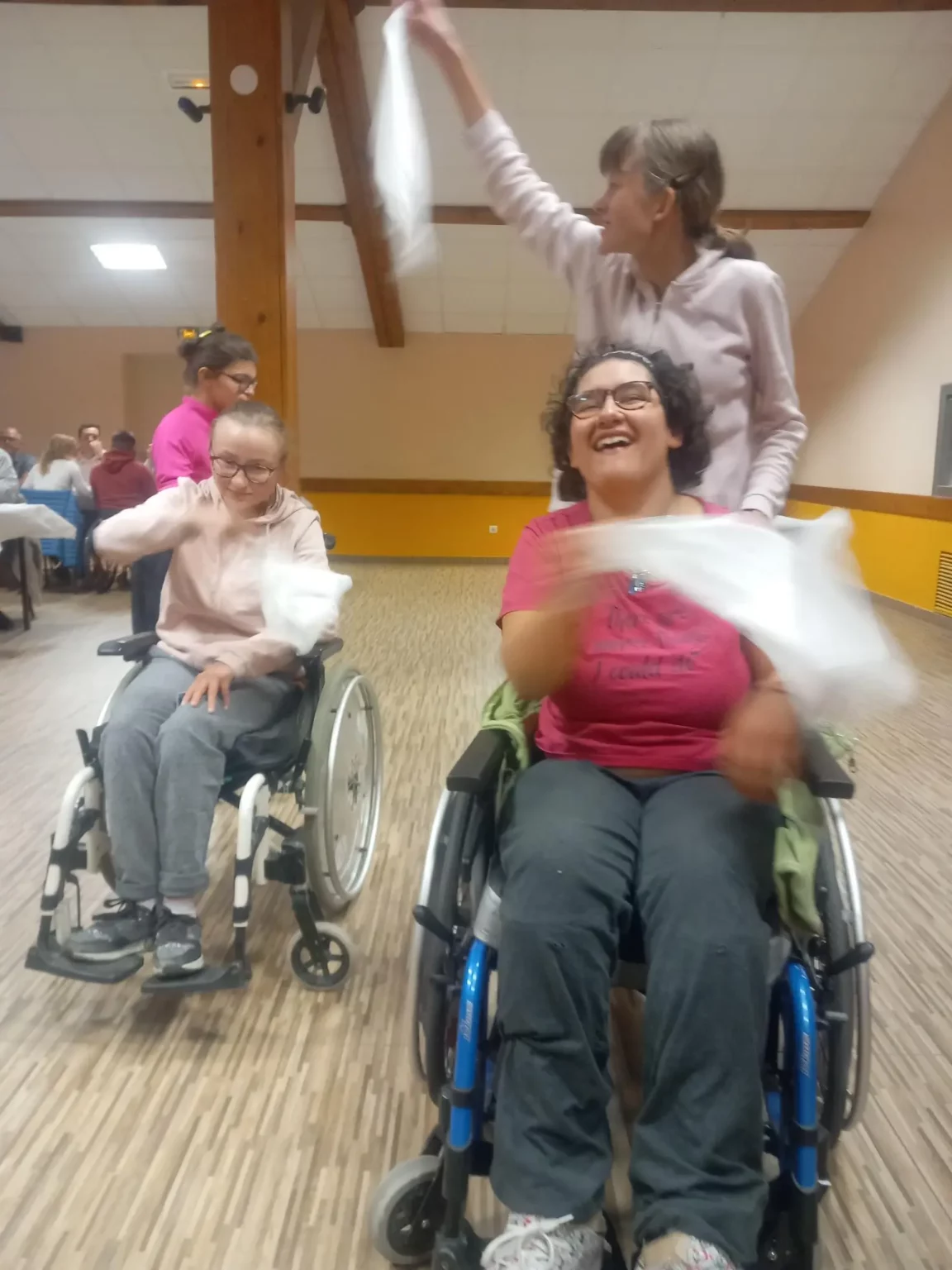 jeunes participantes qui dansent en fauteuil à la soirée