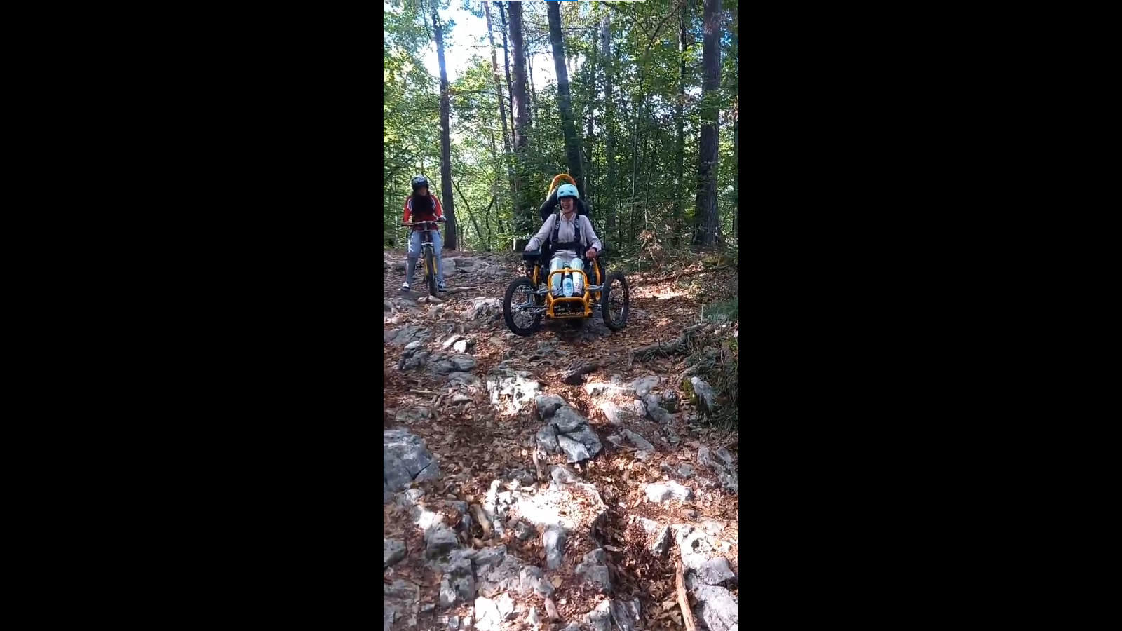 miniature d'une vidéo où une participante du R'Handi Bike festival 2022 arrive à un passage technique lors de la descente du Semoz
