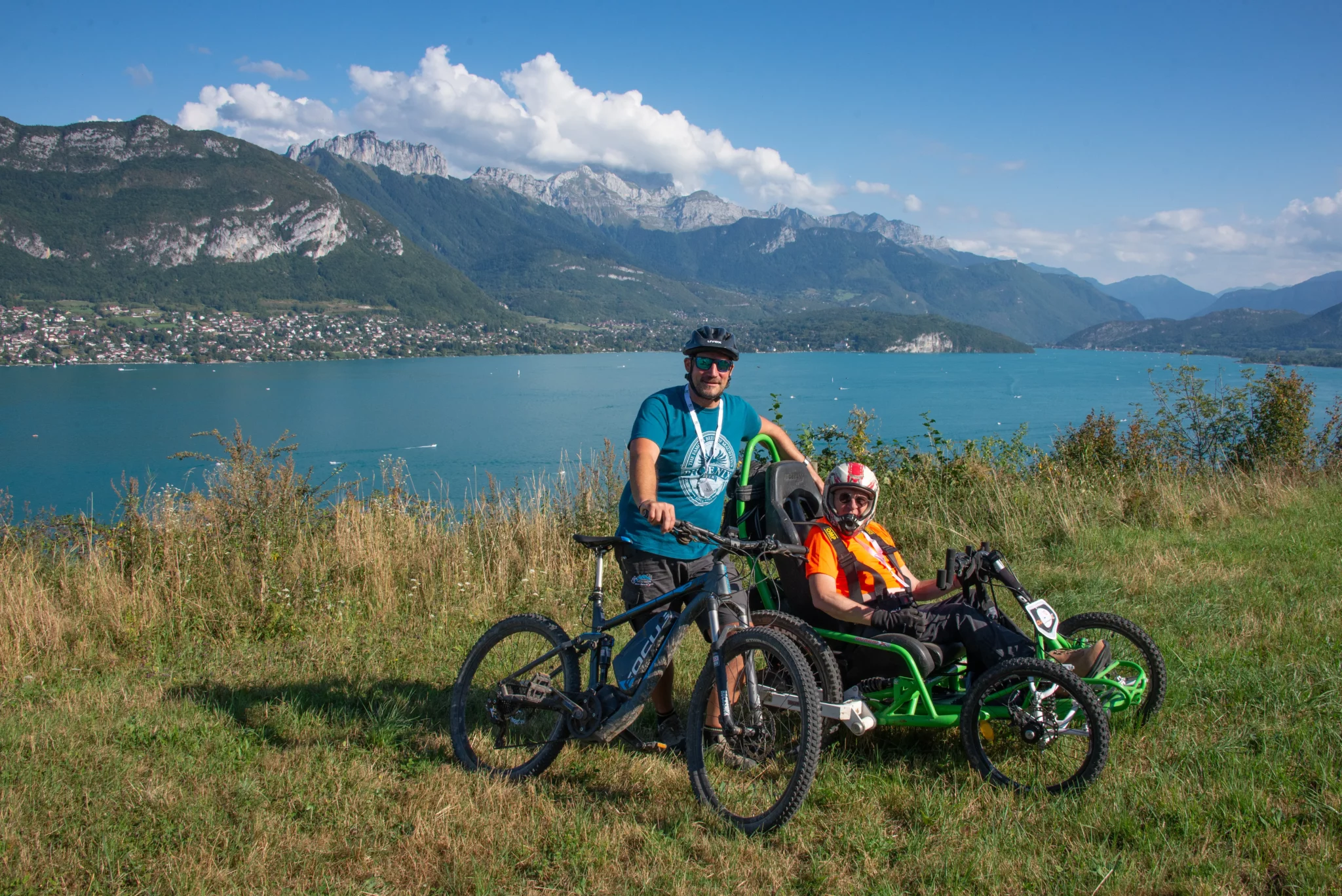 Un participant en FTT avec son accompagnateur devant le lac d'Annecy