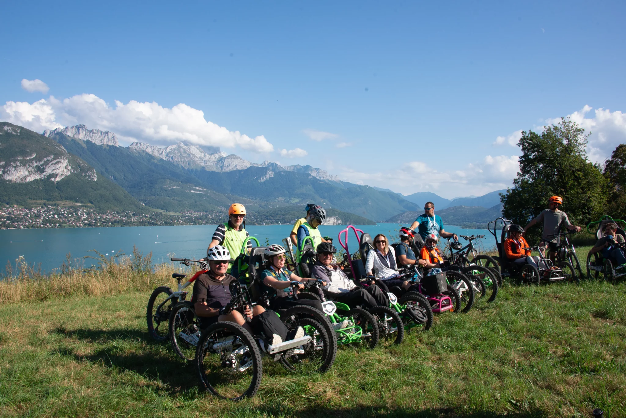 Photo de groupe de participants en FTT avec le lac d'Annecy en toile de fond après la descente du Semnoz