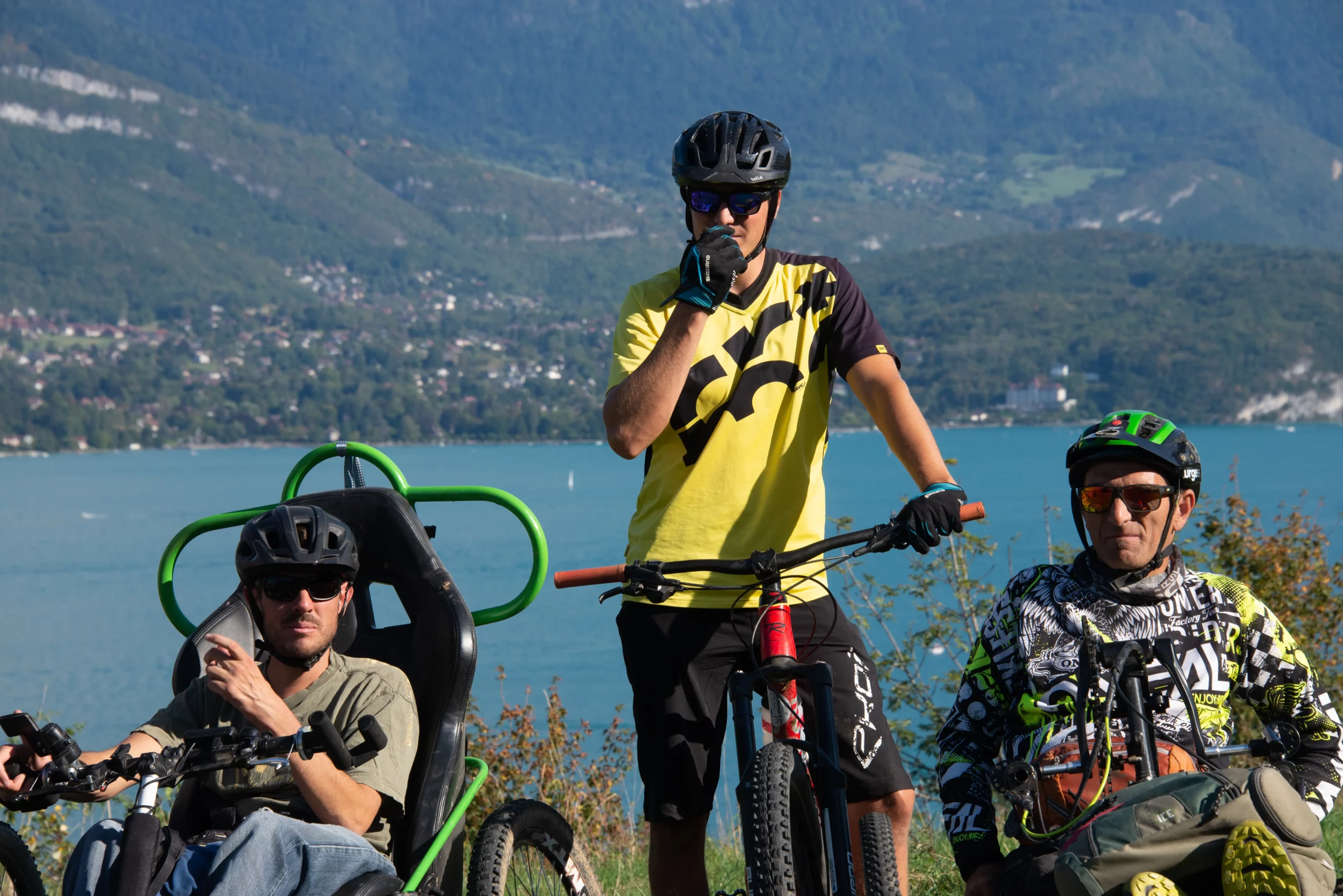Deux participants et un accompagnateur devant le lac d'Annecy