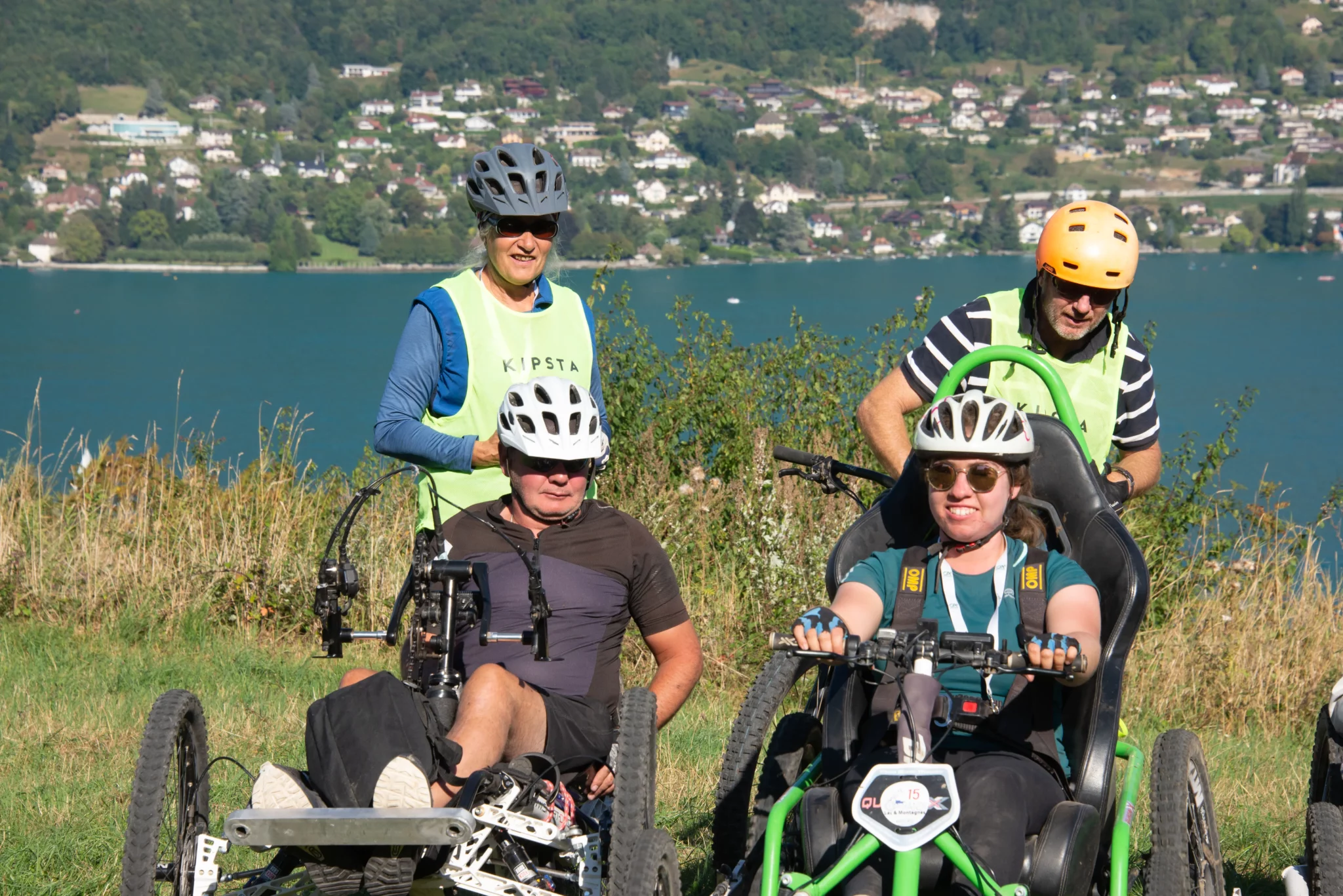Deux participants et deux accompagnateurs devant le lac d'Annecy