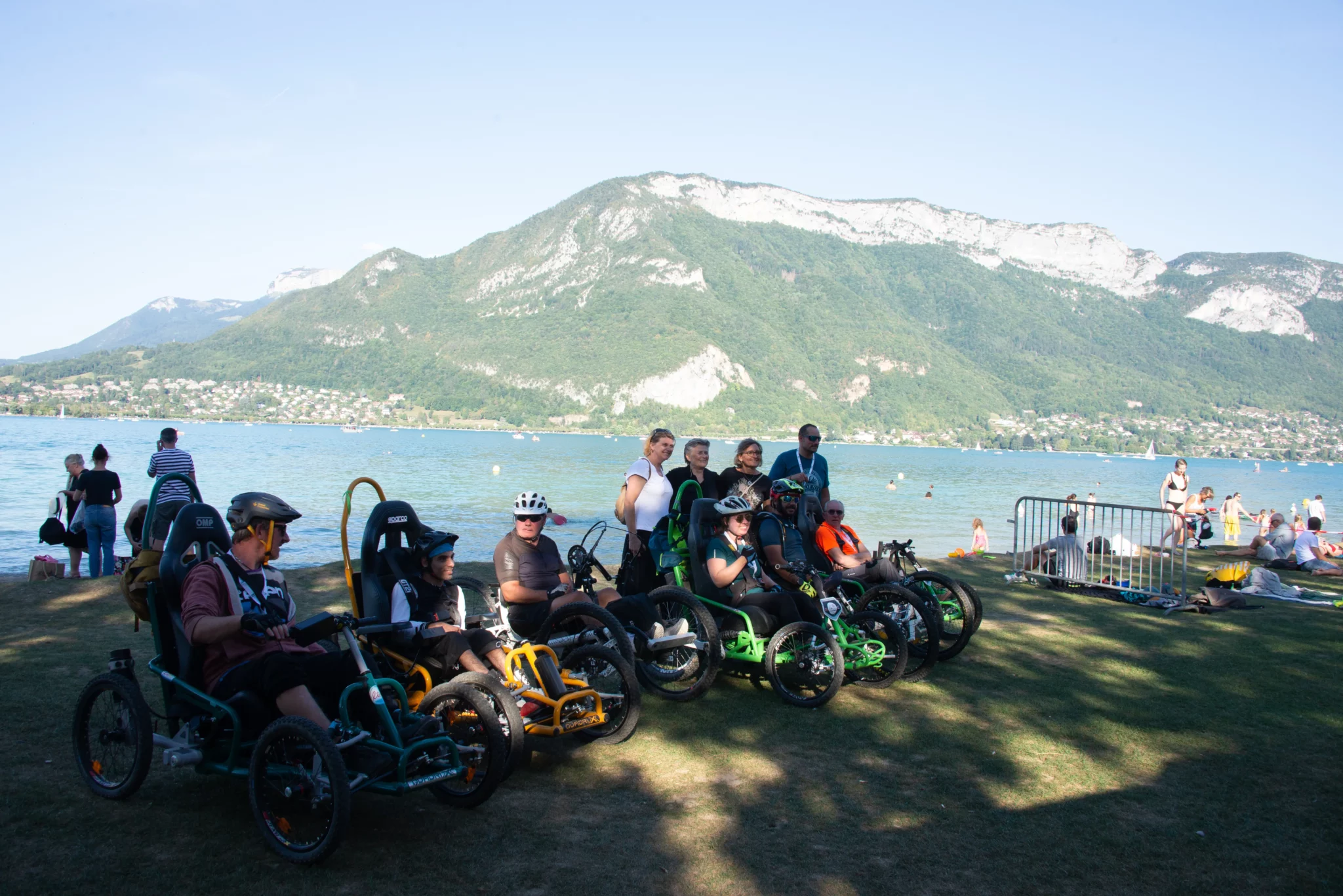 Photo de groupe devant le lac d'Annecy après l'arrivée de la descente du Semnoz