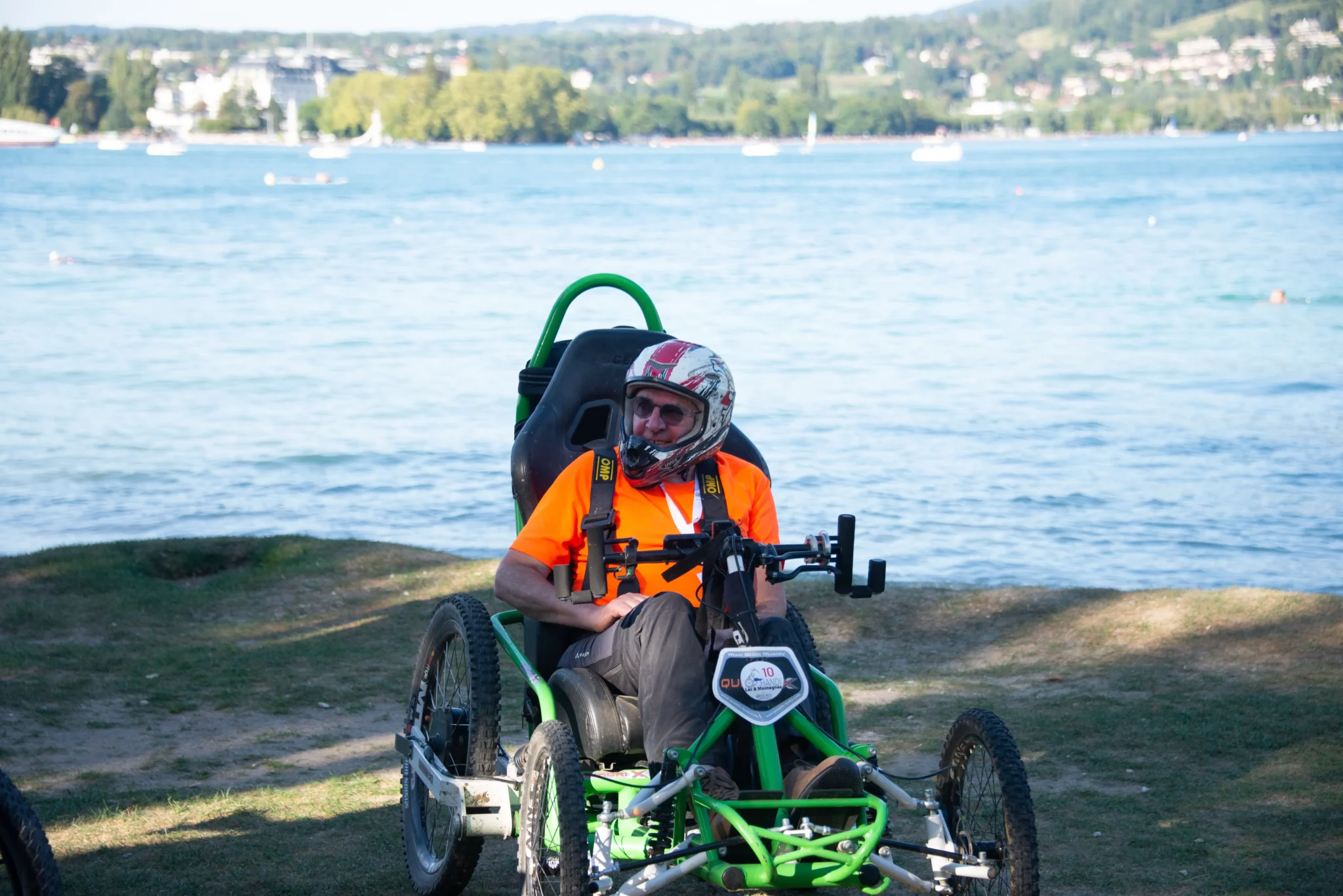 Un participant en FTT devant le lac d'Annecy