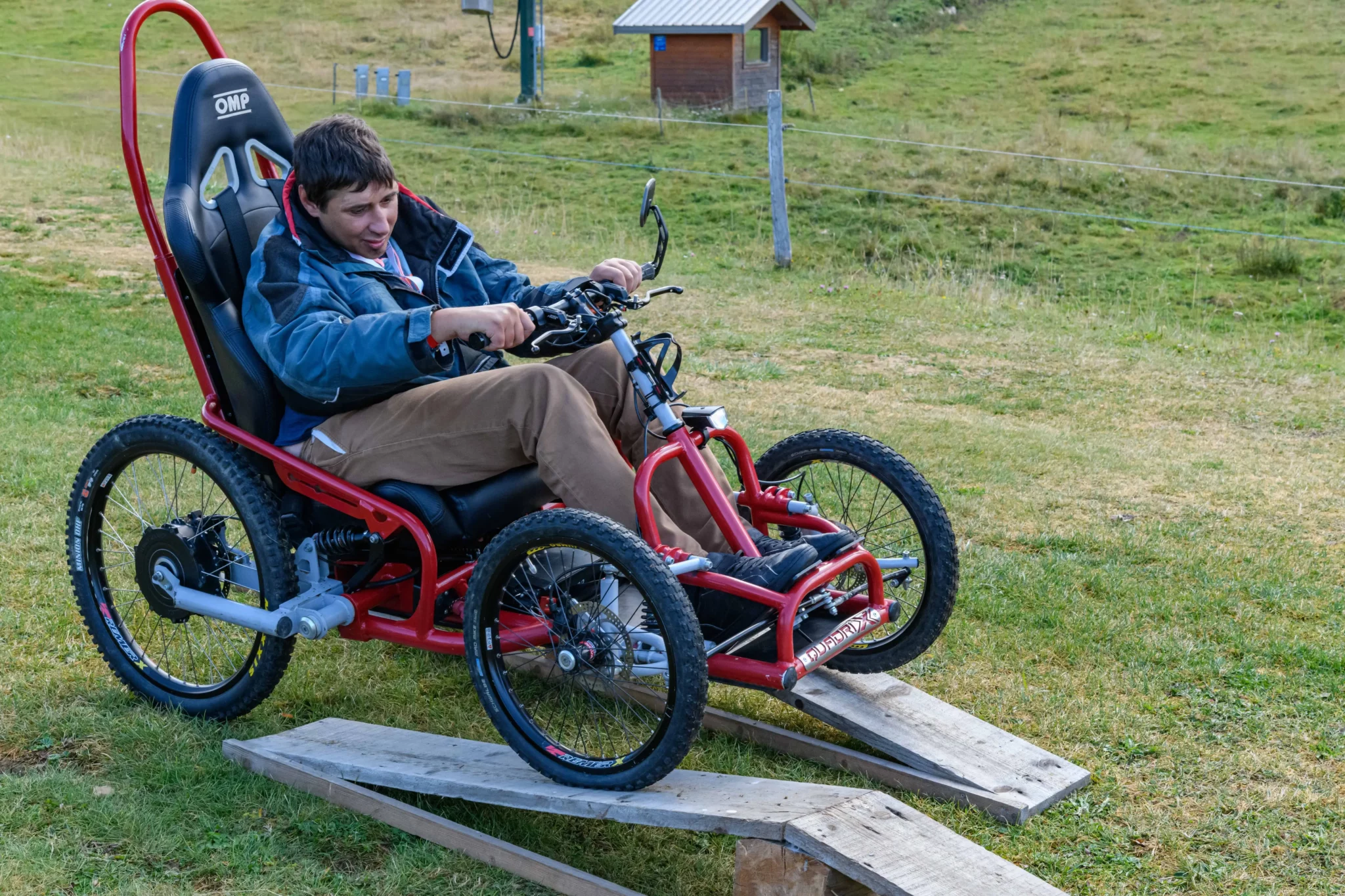 Un participant en fauteuil tout terrain qui teste le parcours de trial lors du R'Handi Bike Festival