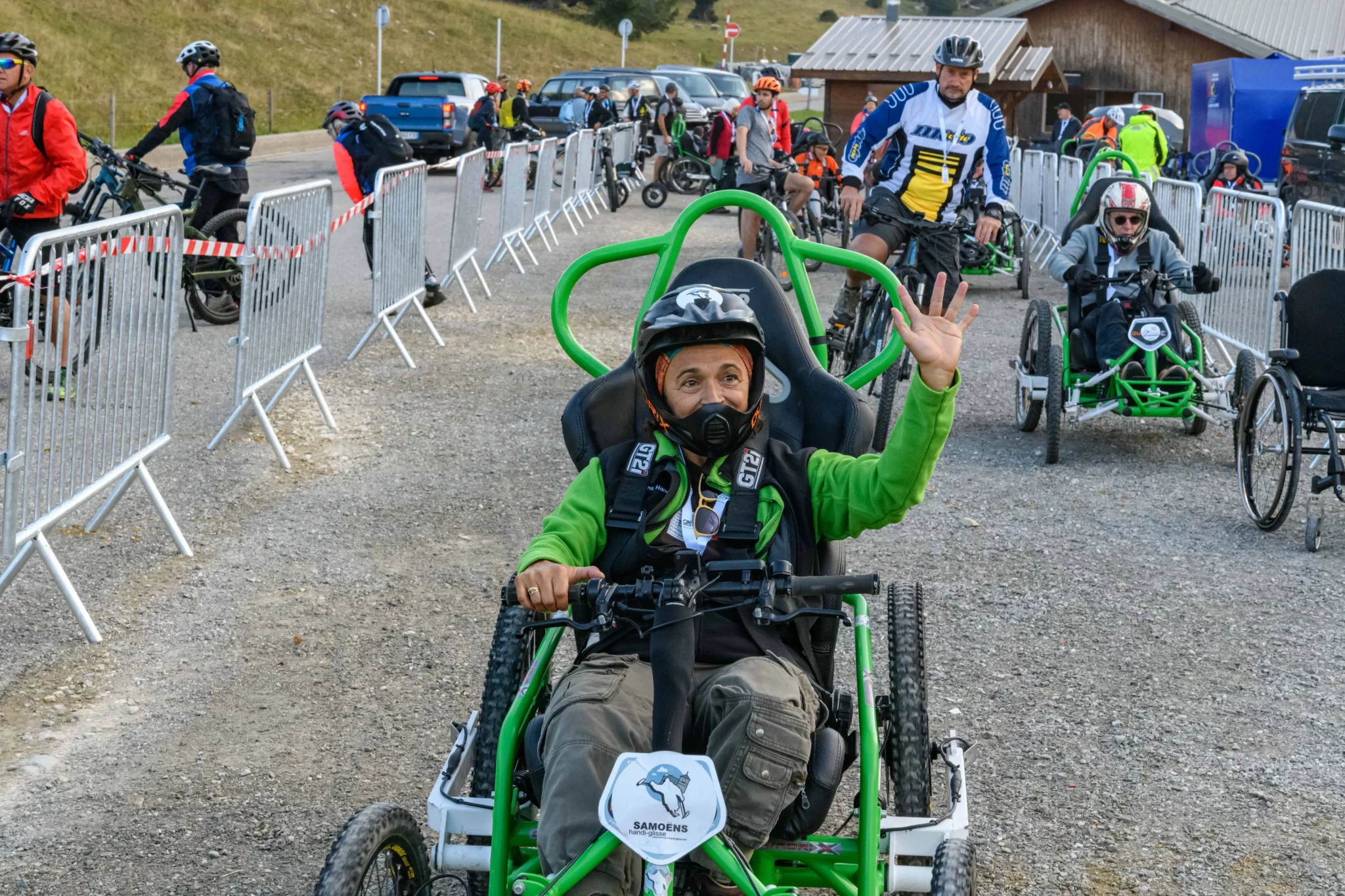 Gros plan sur un participant lors du départ d'une randonnée du R'Handi Bike Festival