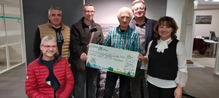 Remise de chèque à Handi Lac & Montagnes lors de la semaine de sociétariat à la caisse locale de Seynod du Crédit Agricole des Savoie