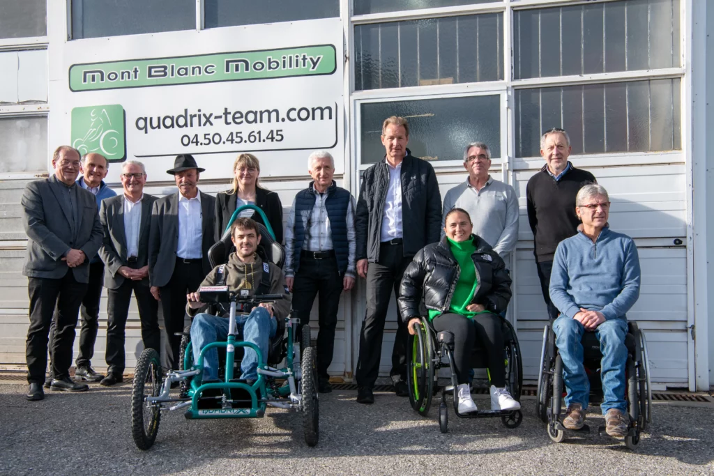 Photo de groupe devant les locaux de Mont Blanc Mobility lors de la remise du Quadrix financé par le département.