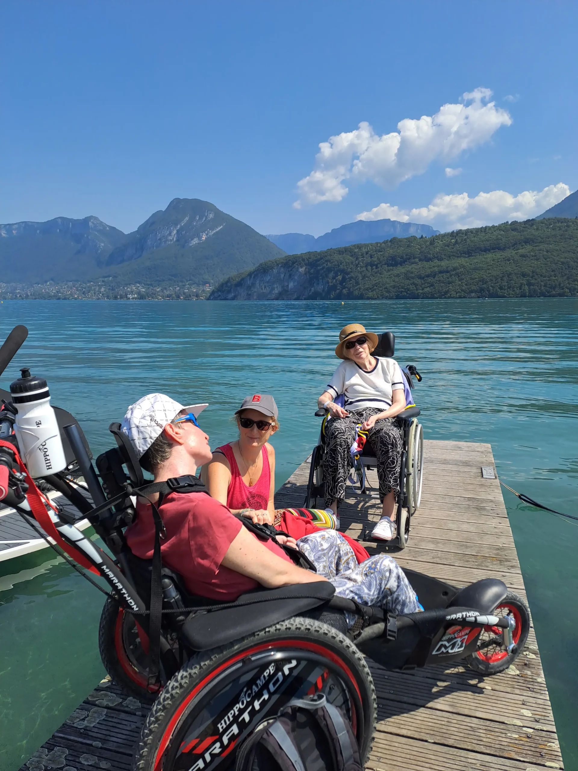 Marie-Pierre et Dominique devant le lac d'Annecy avec l'hippocampe de l'association Handi Lac & Montagnes
