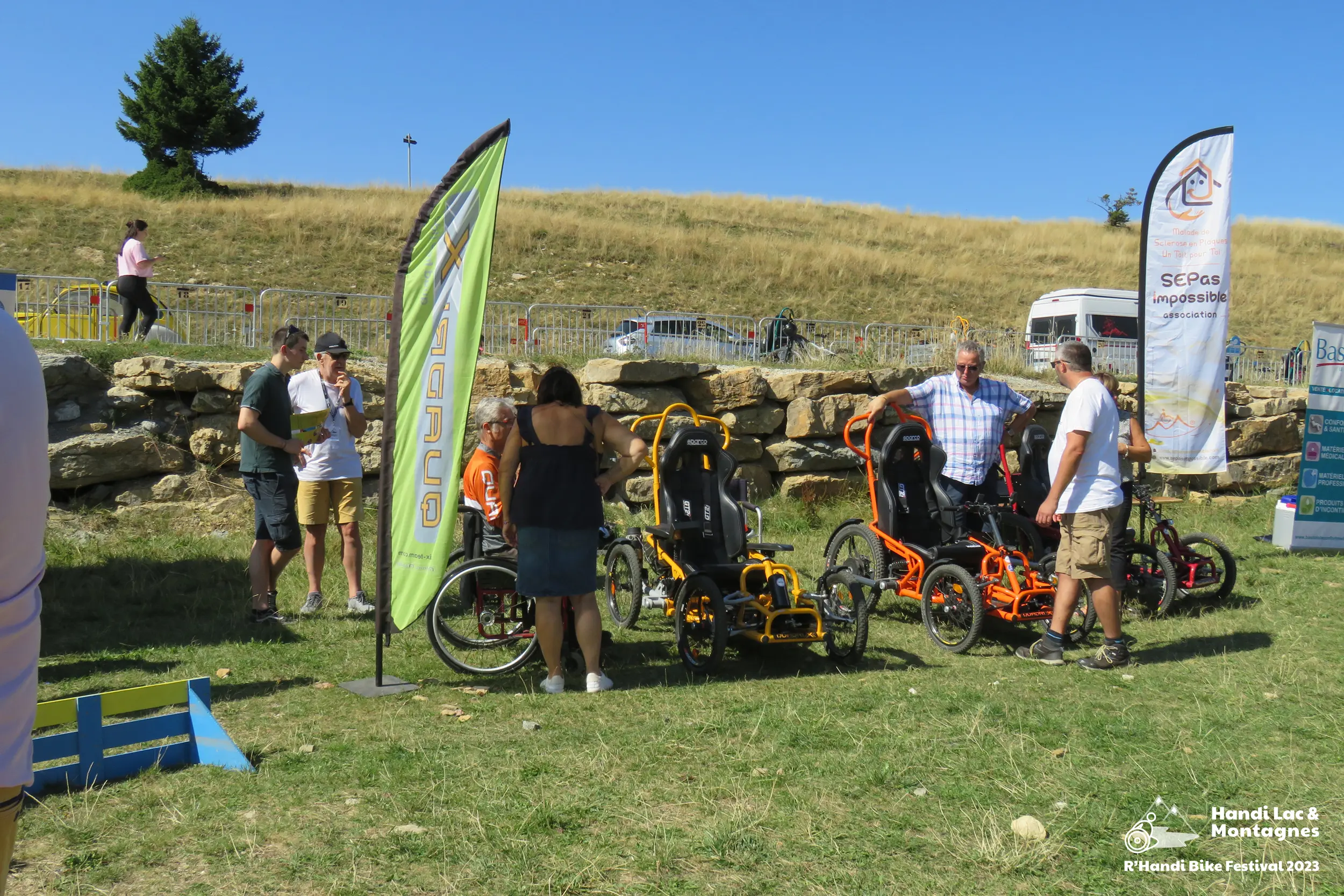 Stand Mont Blanc Mobility au Semnoz lors du R'Handi Bike Festival 2023