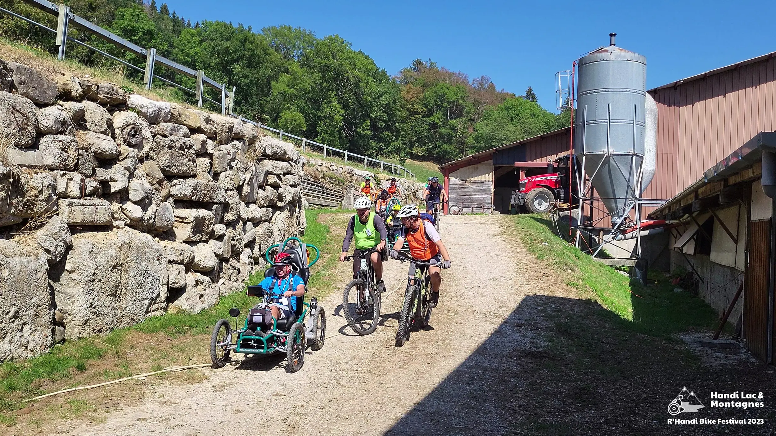 Les participants du R'Handi Bike Festival 2023 arrivent à la ferme Masset à Saint-Eustache pour le repas