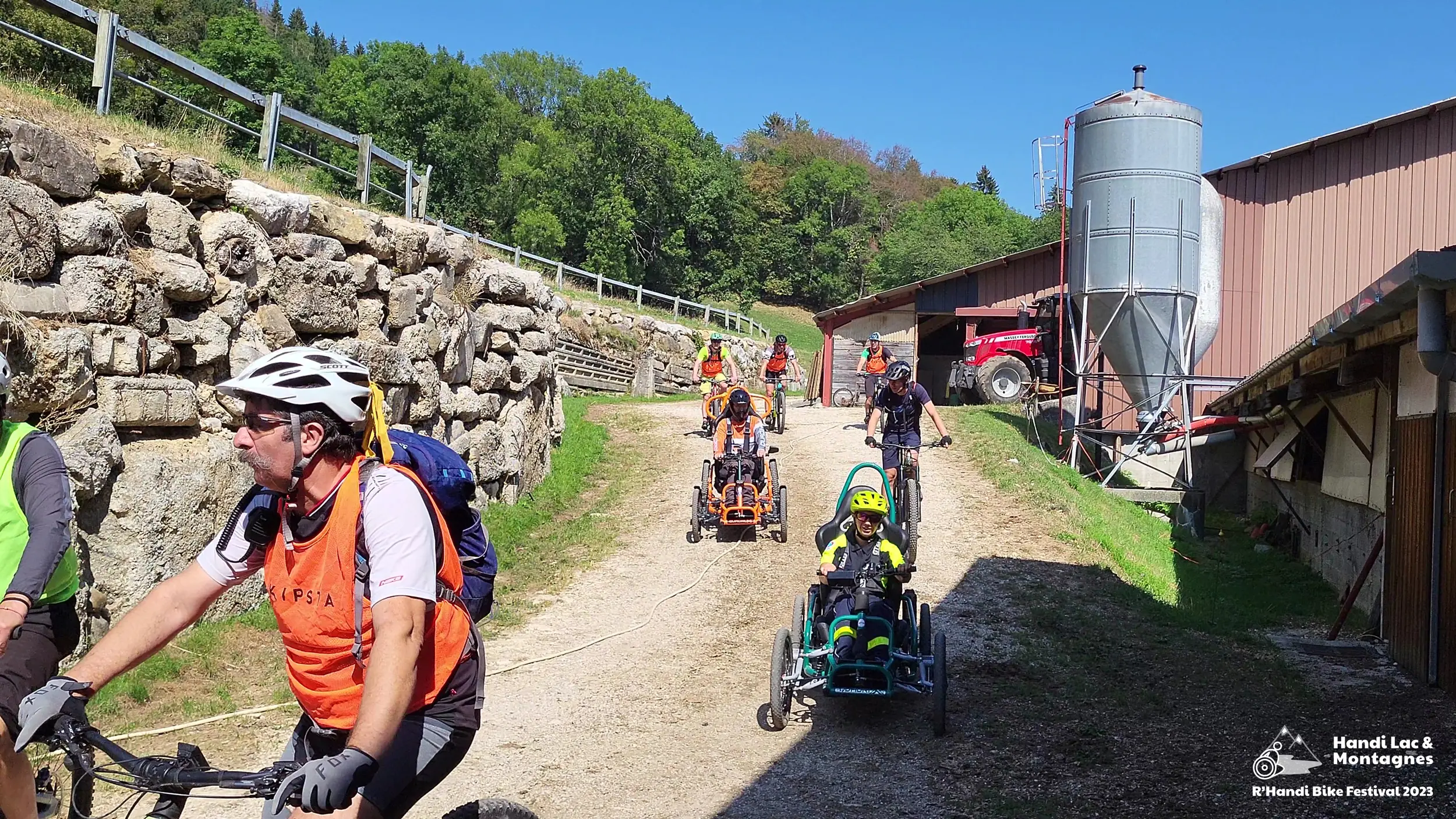 Les participants du R'Handi Bike Festival 2023 arrivent à la ferme Masset à Saint-Eustache pour le repas