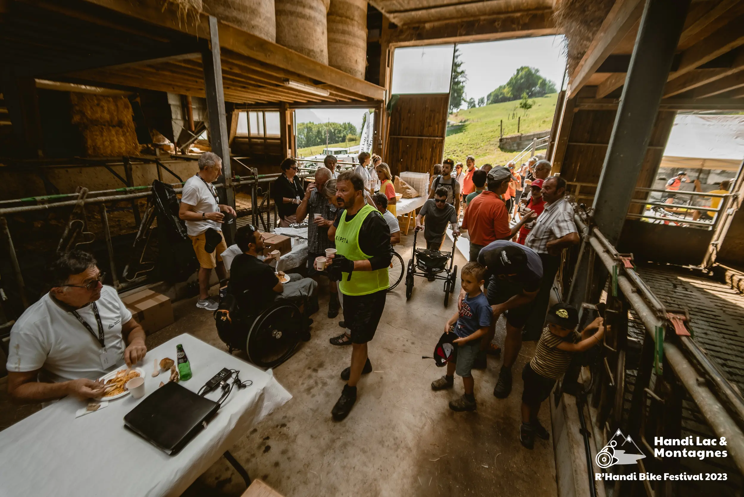 Les participants du R'Handi Bike Festival 2023 mangent à la ferme Masset de Saint-Eustache