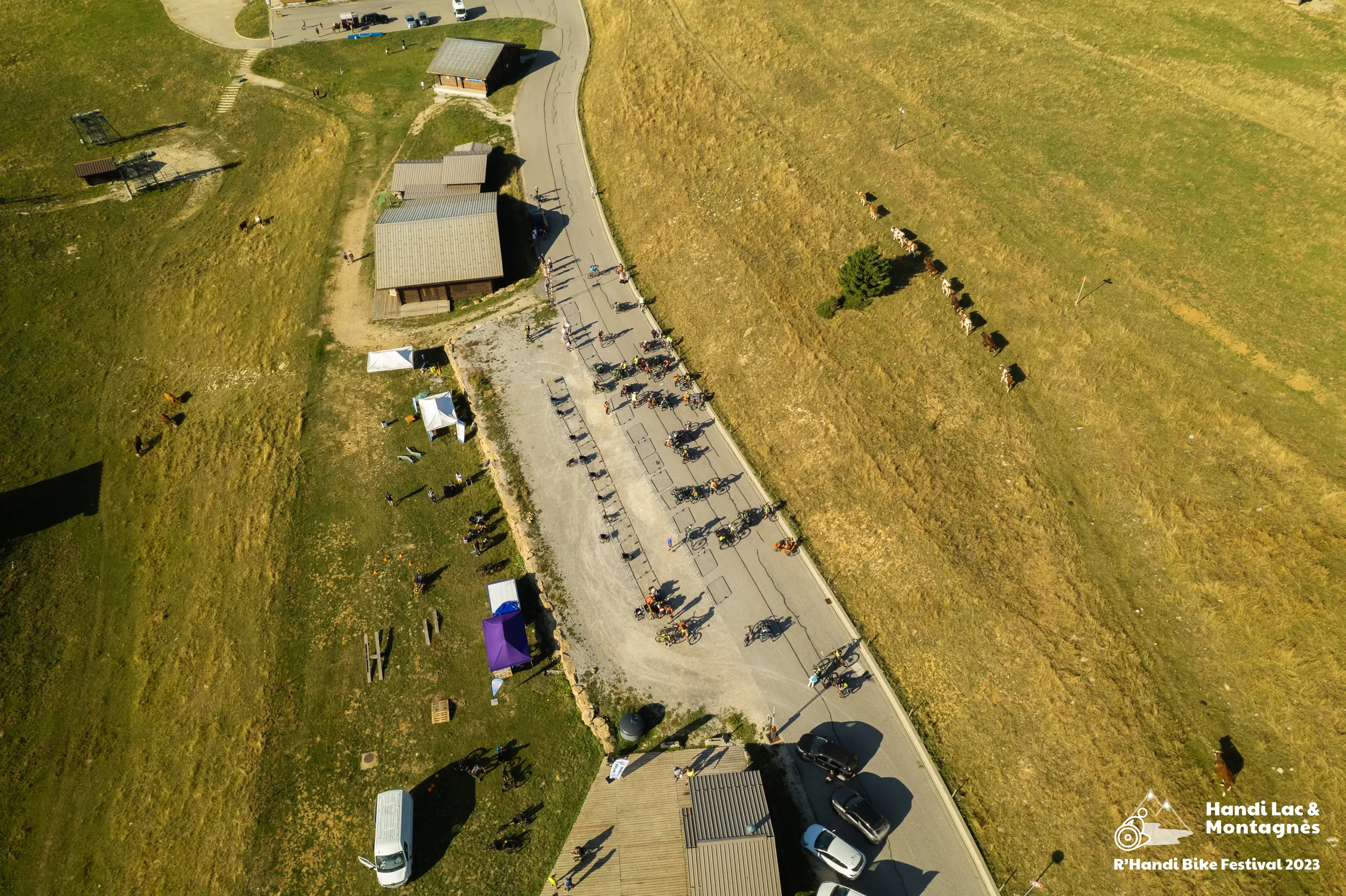 Vue aérienne du village R'Handi Bike Festival 2023 au Semnoz