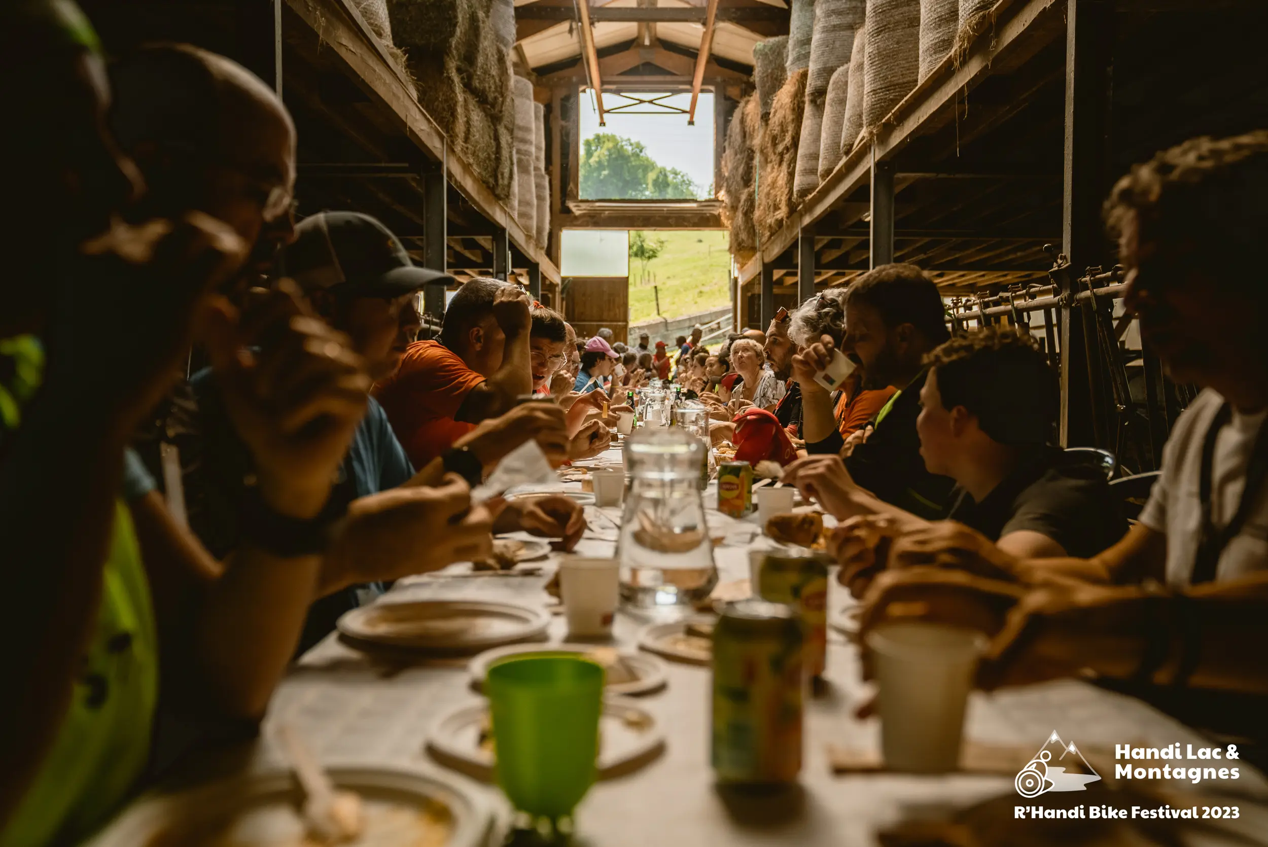 Les participants du R'Handi Bike Festival 2023 mangent à la ferme Masset de Saint-Eustache