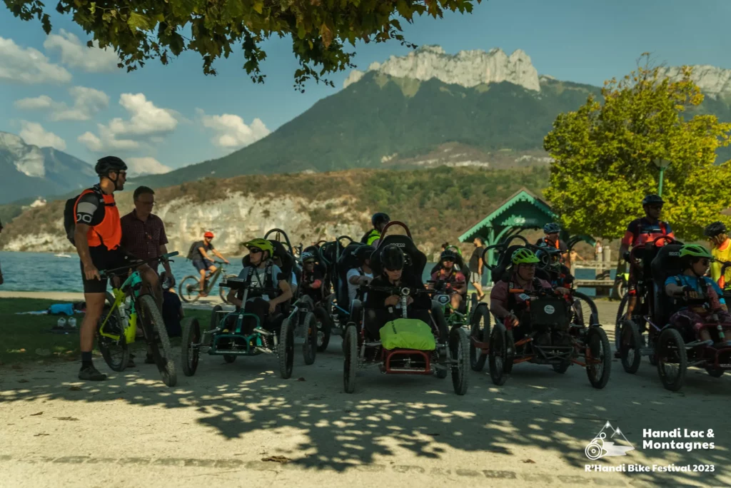 les participants du R'Handi Bike Festival 2023 devant le lac à Saint-Jorioz