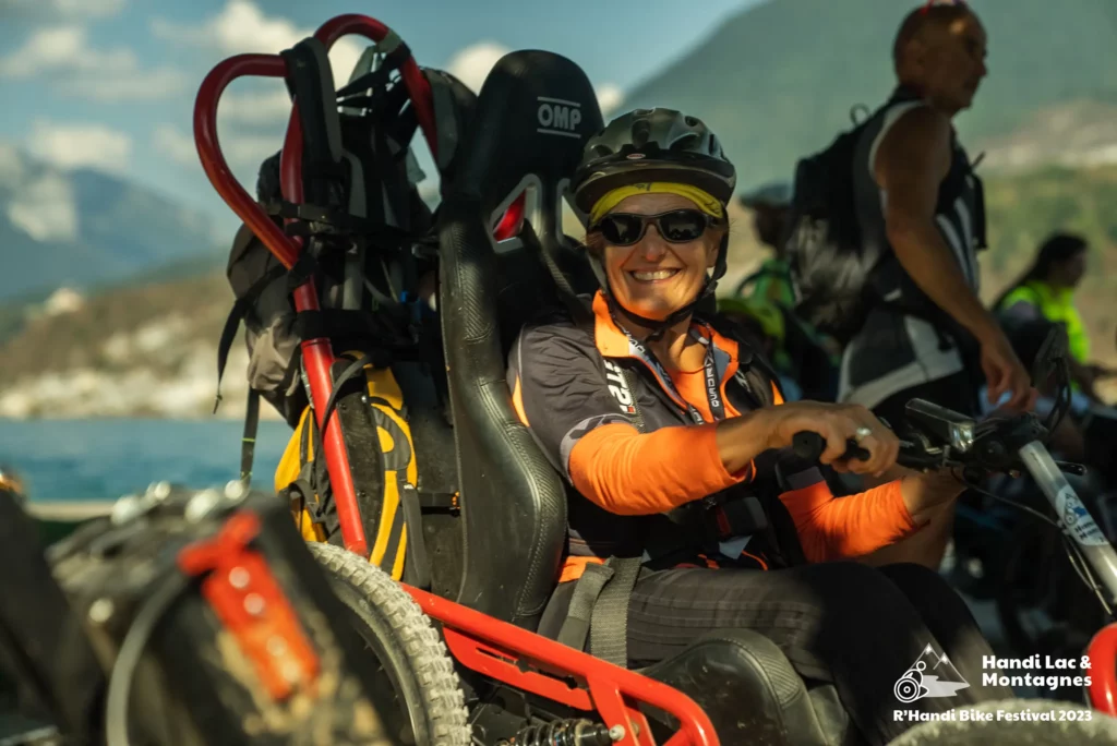Une participante du R'Handi Bike Festival 2023 devant le lac à Saint-Jorioz