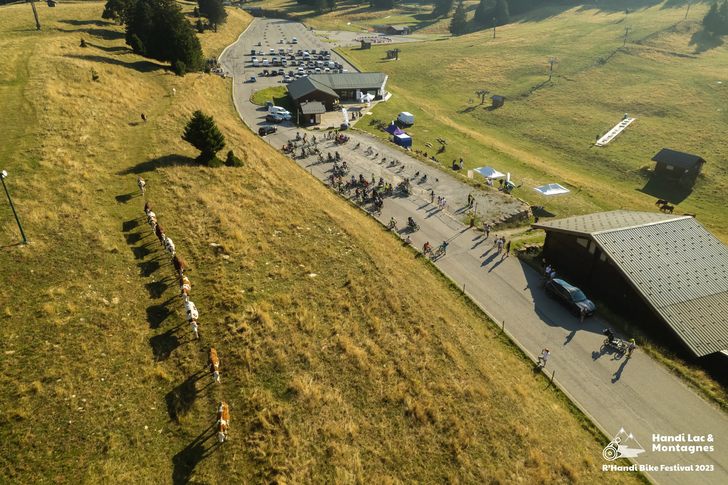 Vue aérienne du village R'Handi Bike Festival 2023 au Semnoz