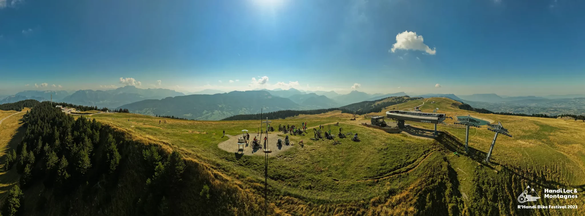 Vue panoramique aérienne des participants R'Handi Bike Festival 2023 au sommet du Semnoz