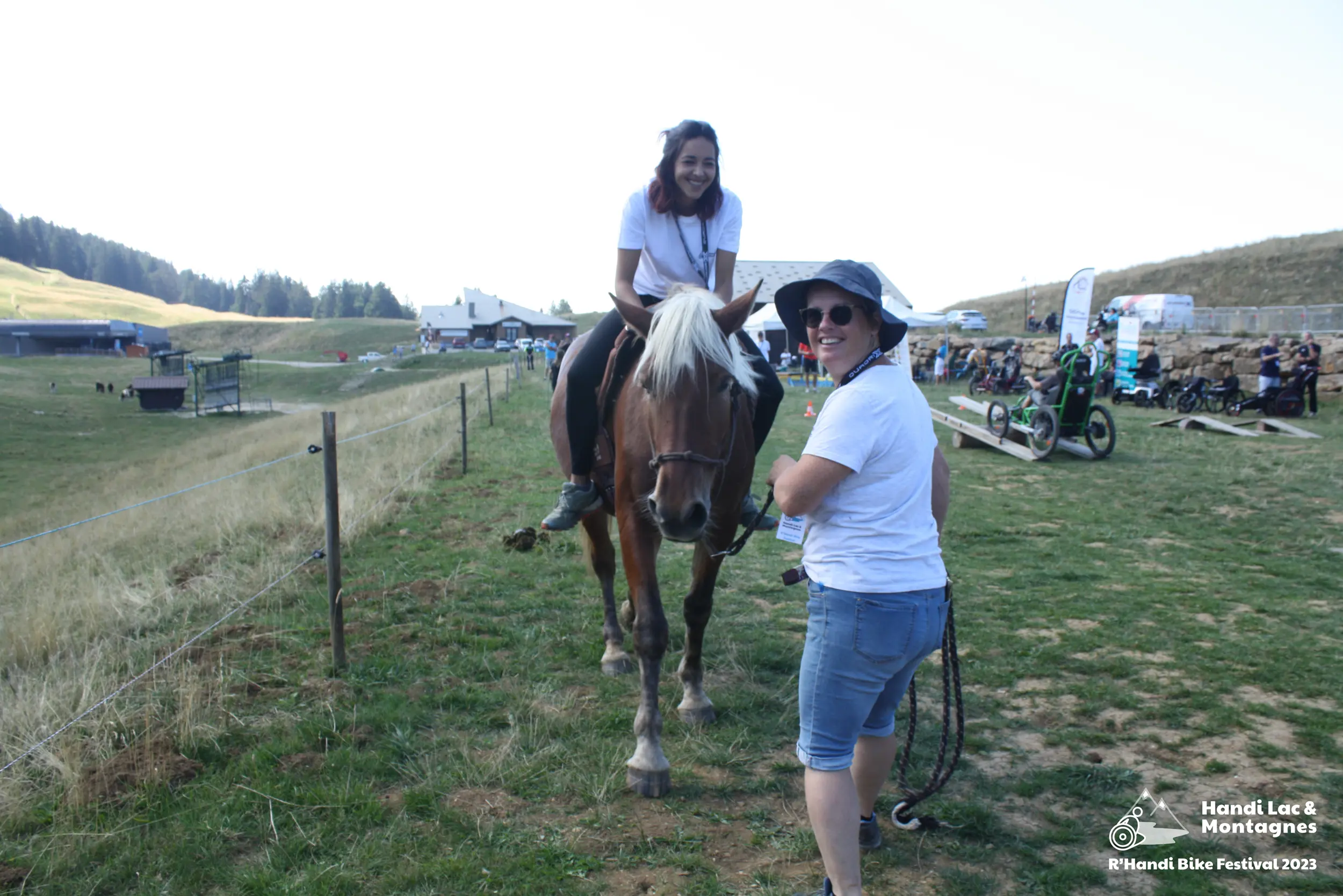 Les bénévoles de Poils de Bonheur avec un de leur cheval