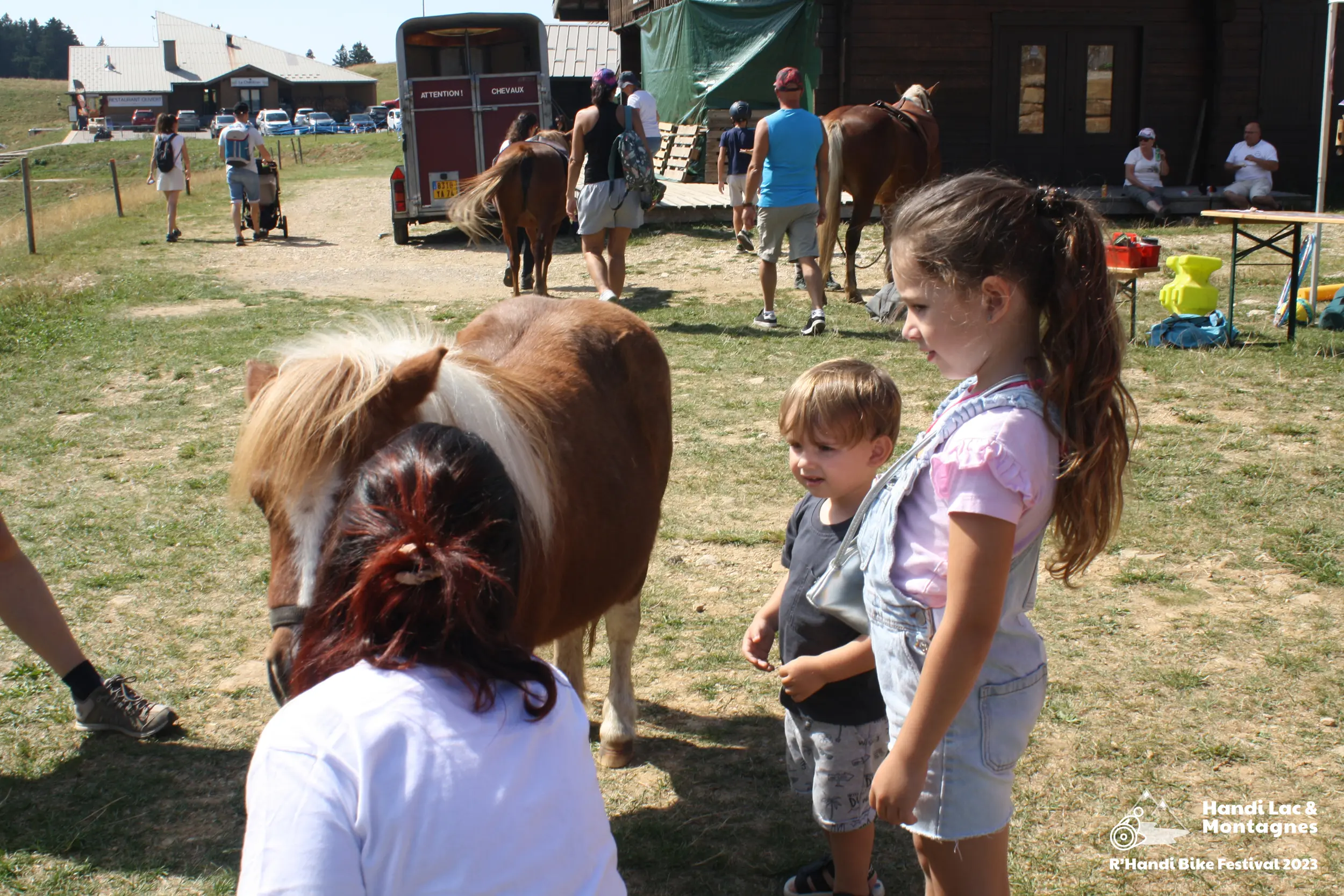 Des enfants rencontrent le poney de Poils de Bonheur