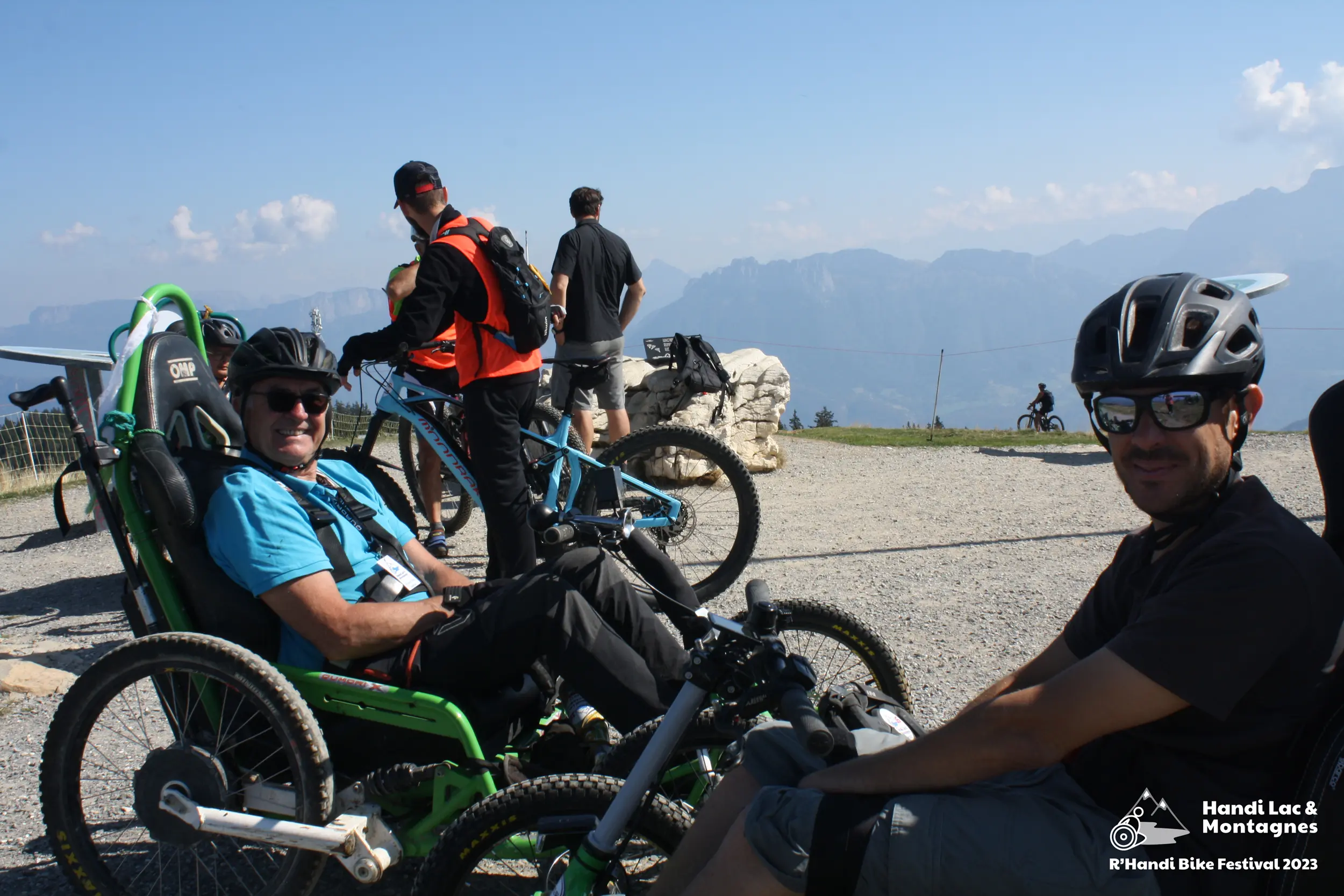 Les participants du R'Handi Bike festival font une pause au sommet du Semnoz