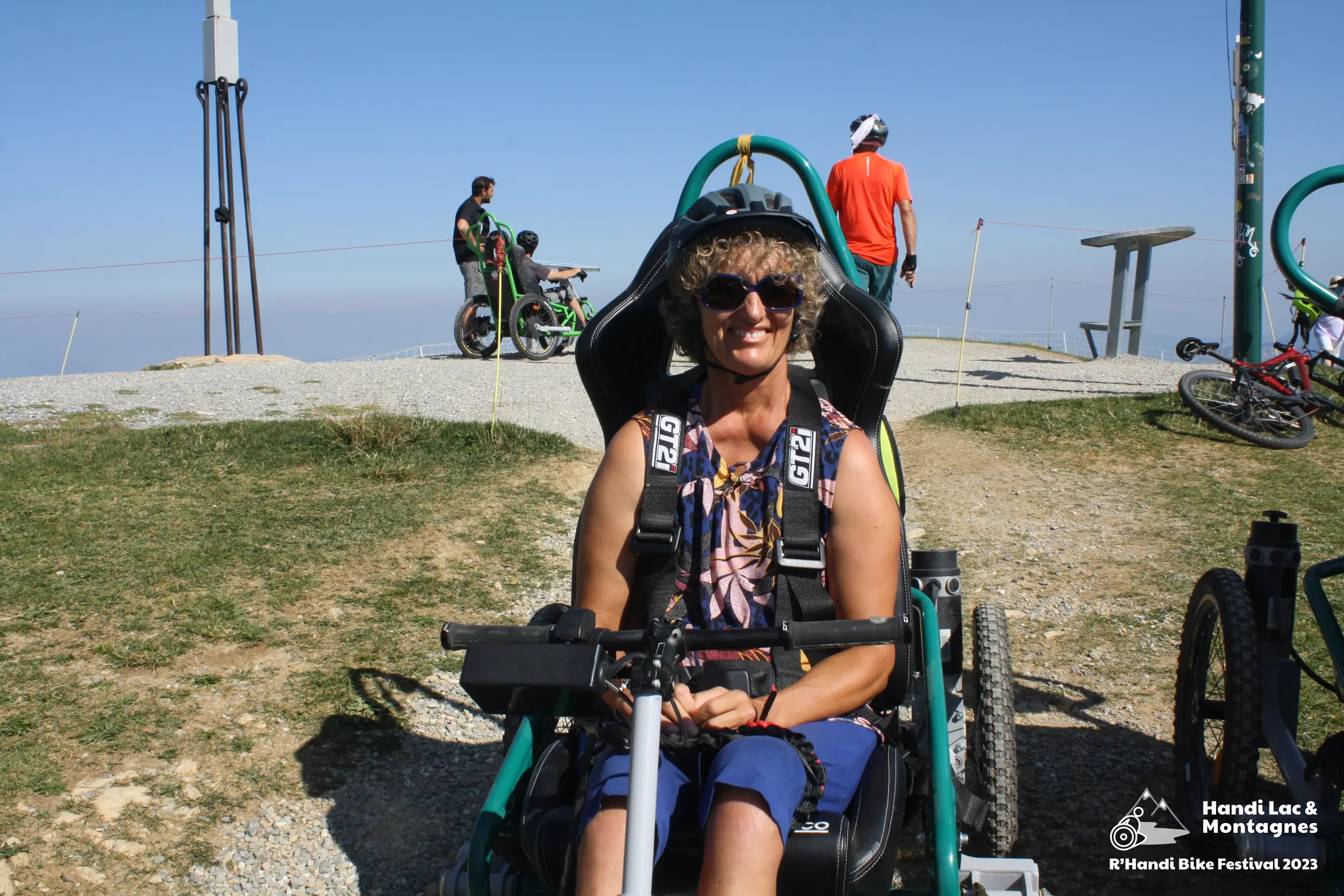 Une participante avec son F.T.T. au sommet du Semnoz