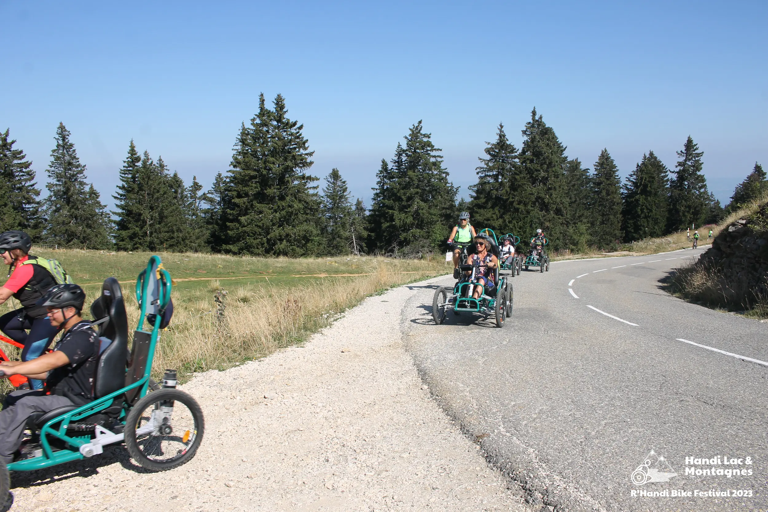 Les participants du R'Handi Bike festival empruntent une portion de route