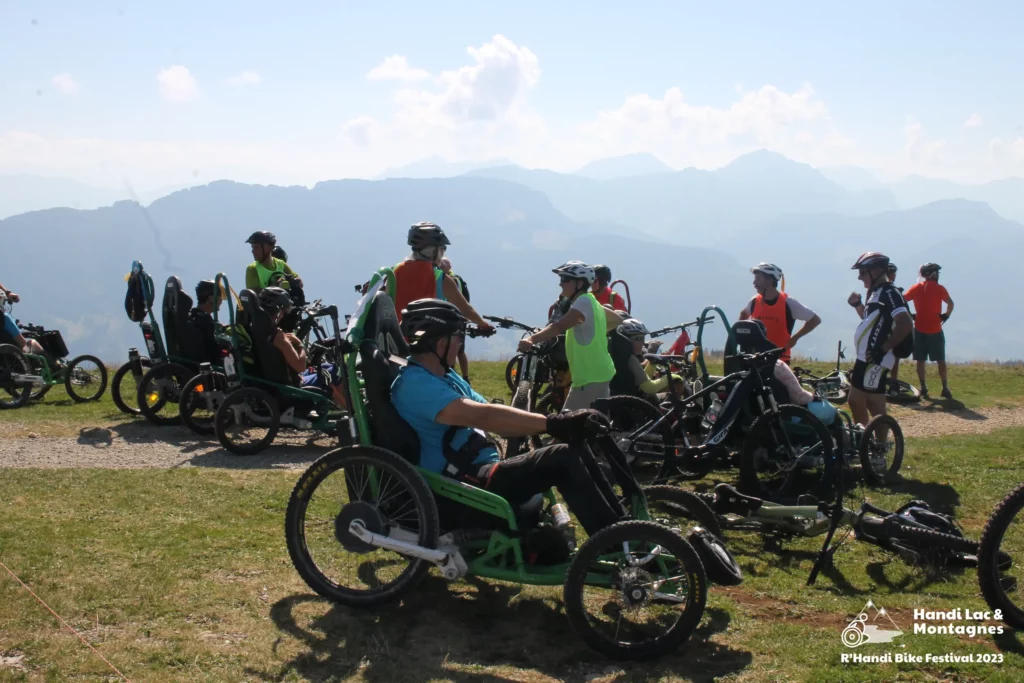 Les participants du R'Handi Bike festival font une pause au sommet du Semnoz