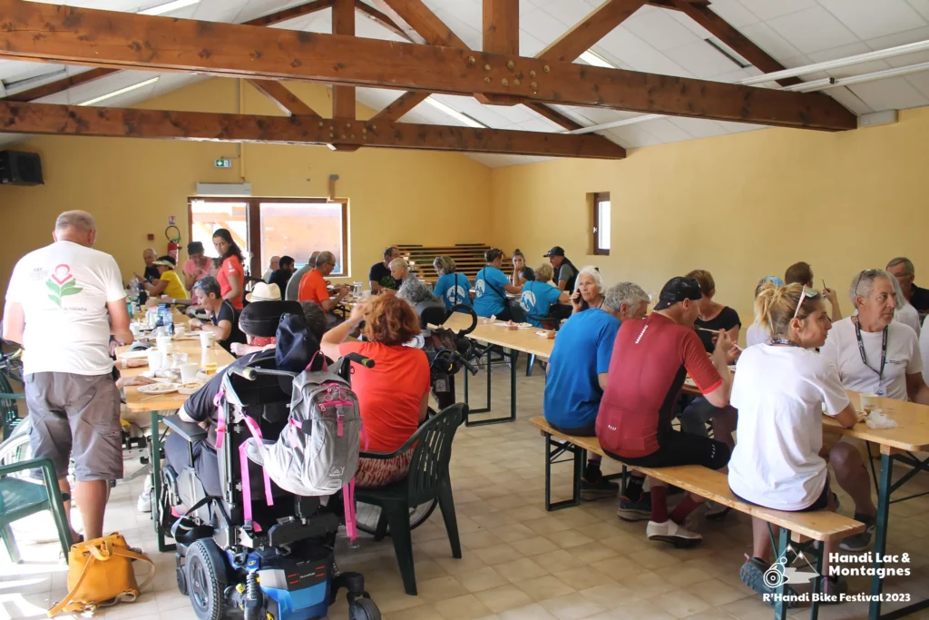 Des participants mangent dans la salle au Semnoz