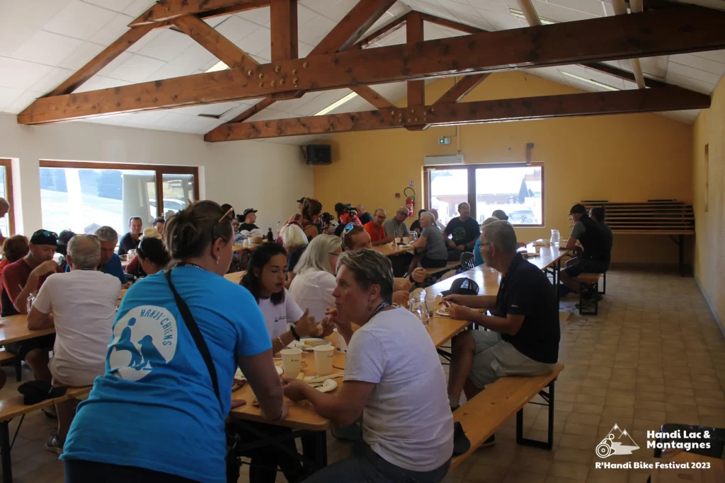 Des participants mangent dans la salle au Semnoz