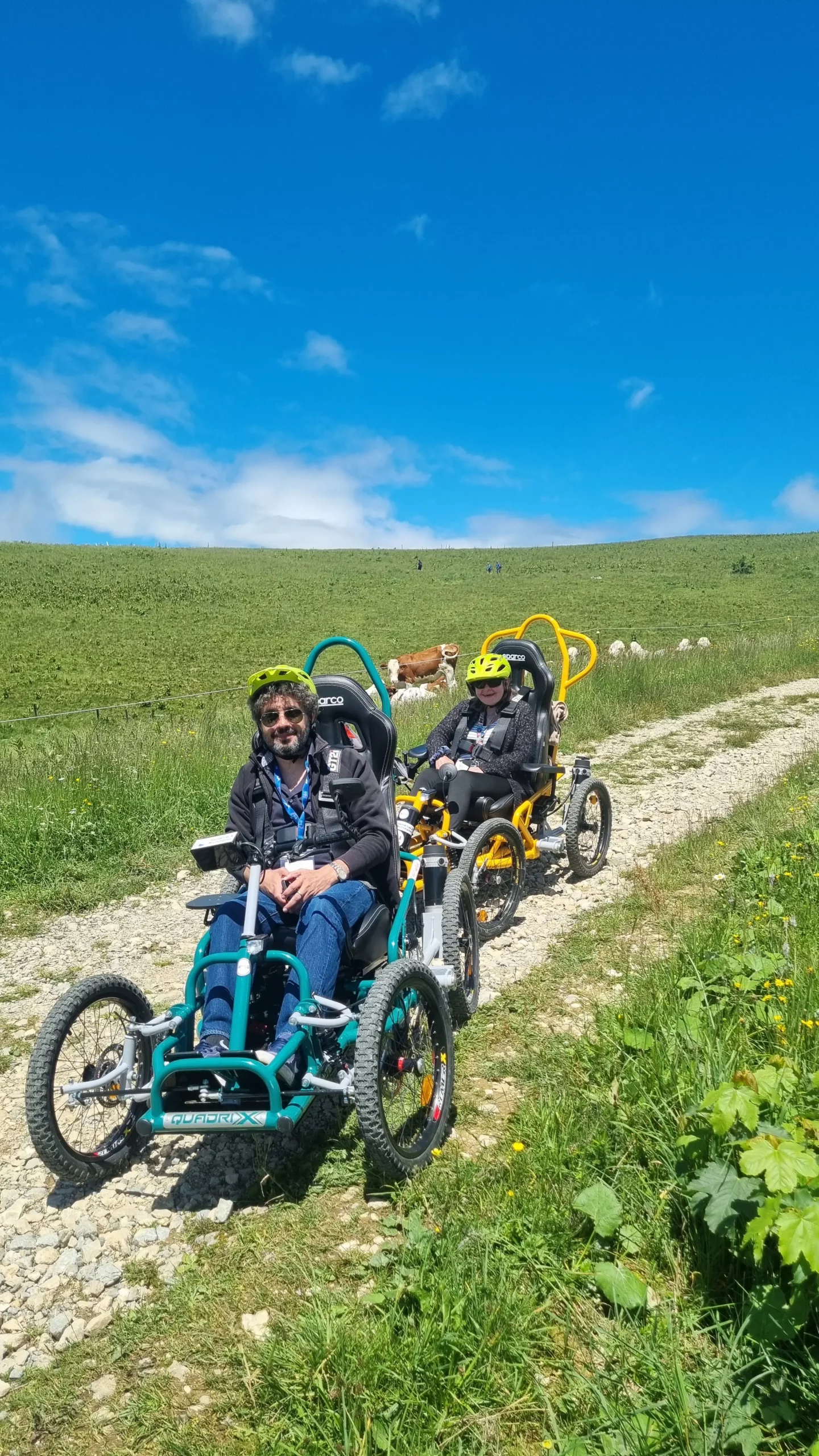 Sabine et Nicolas de la maisonnée du lac descendent un sentier avec les Quadrix