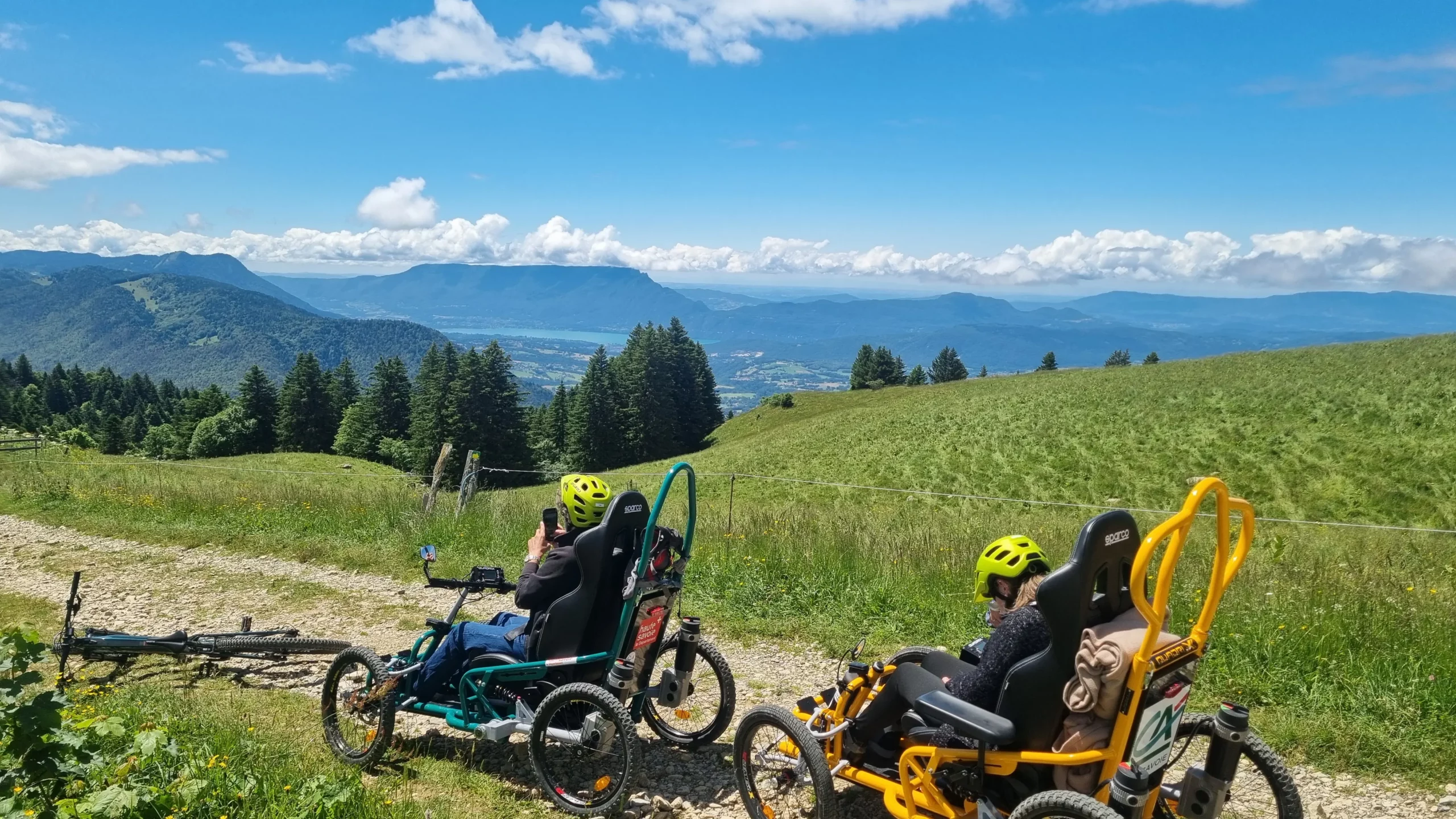 Sabine et Nicolas de la maisonnée du lac admirent le paysage