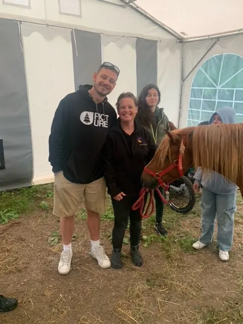 Présentation du poney qui va être attelé au cariane