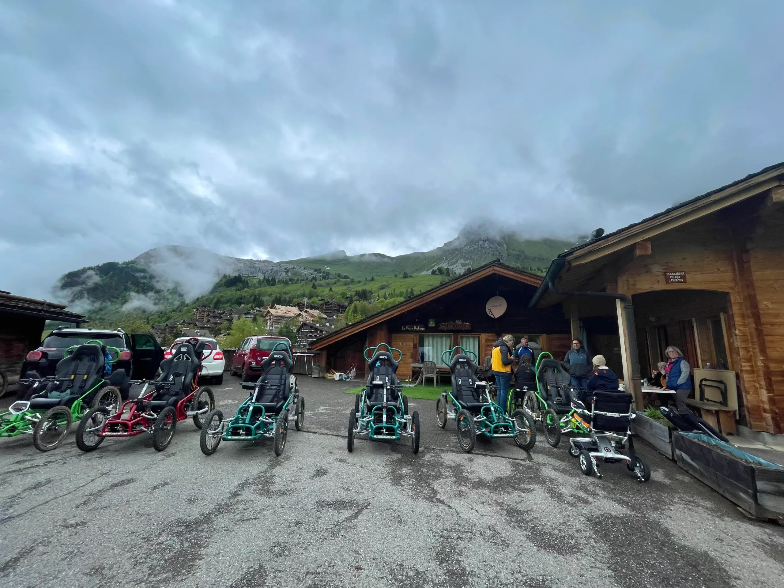 Les quadrix sont alignés devant le chalet