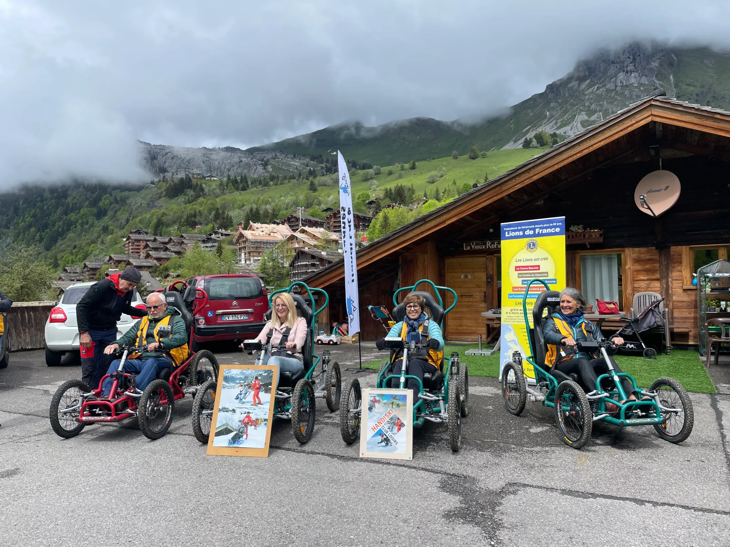 Quatre FTT avec leurs utilisateurs devant le chalet