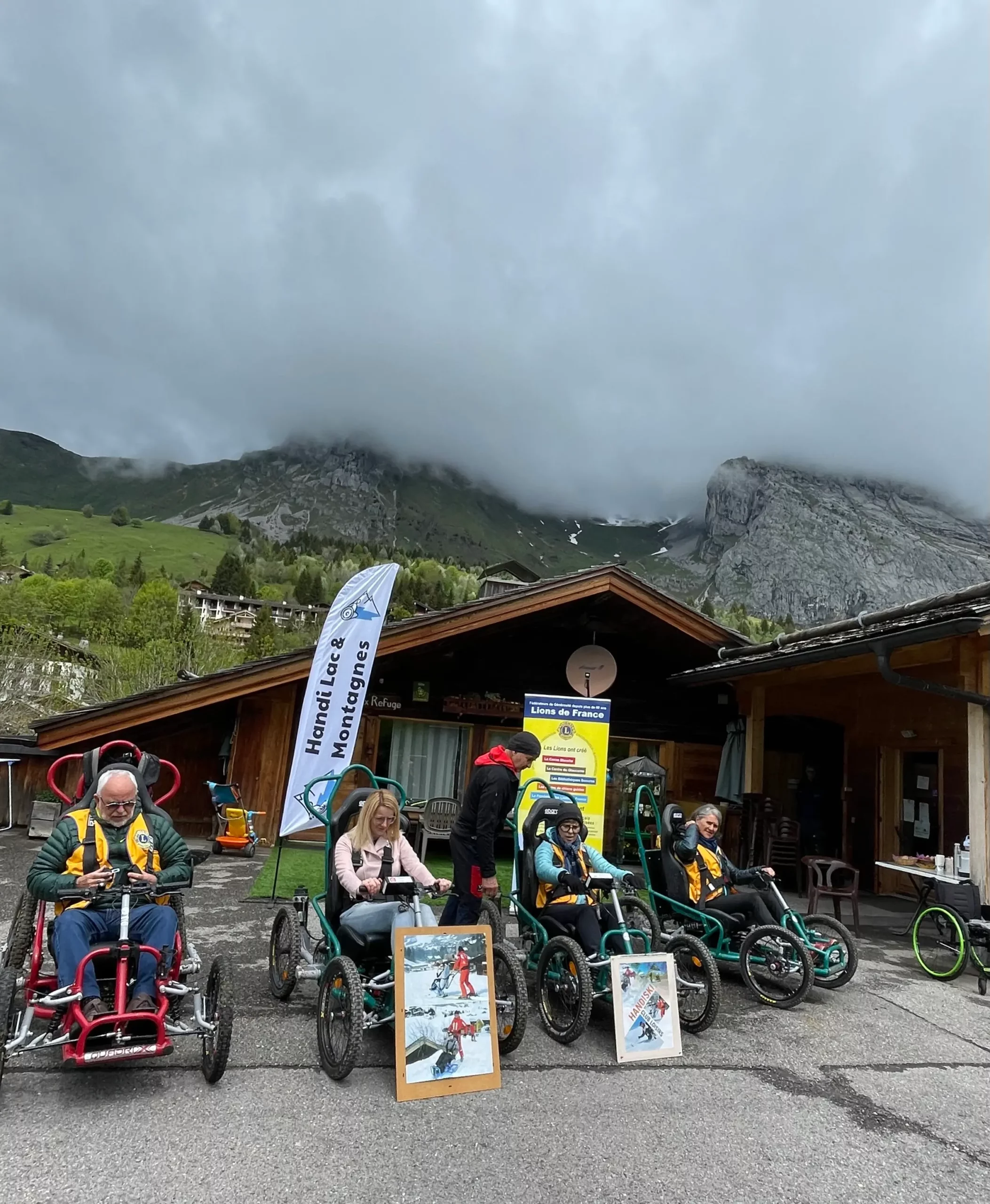 Quatre FTT avec leurs utilisateurs devant le chalet