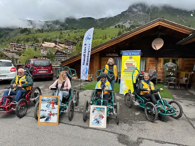 Présentation des Quadrix devant les flammes du Lions Club et d'Handi Lac & Montagnes