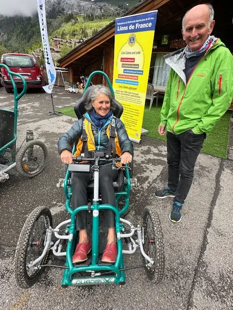 Un membre du Lions Club et le trésorier d'Handi Lac & Montagnes devant le Quadrix