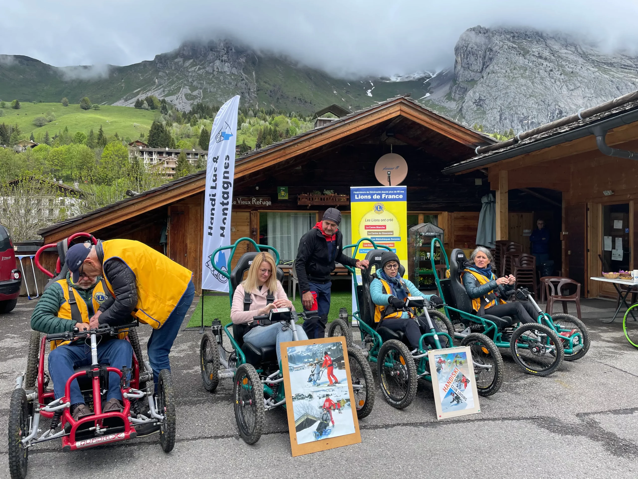 Quatre FTT avec leurs utilisateurs devant le chalet