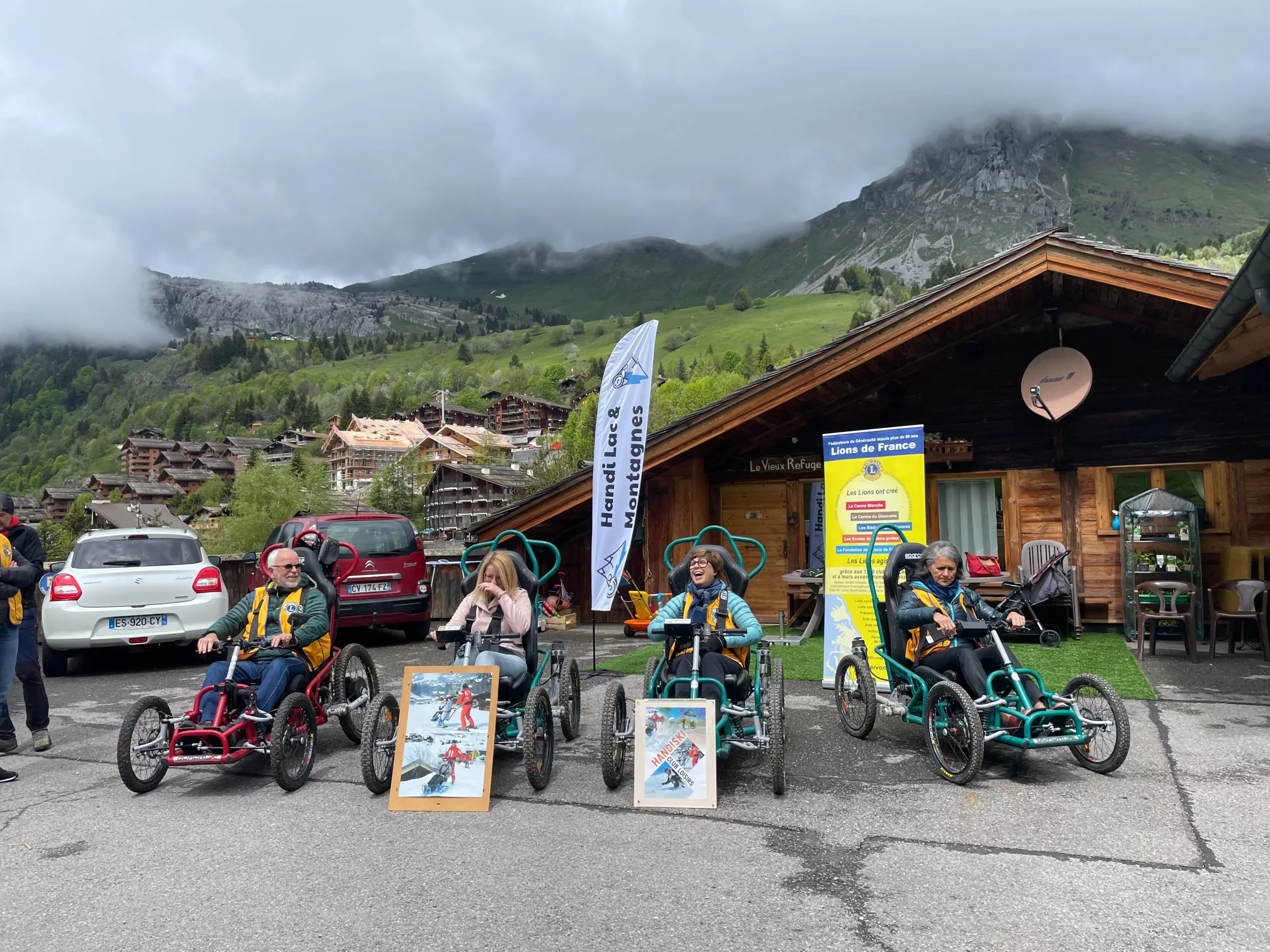 Quatre FTT avec leurs utilisateurs devant le chalet