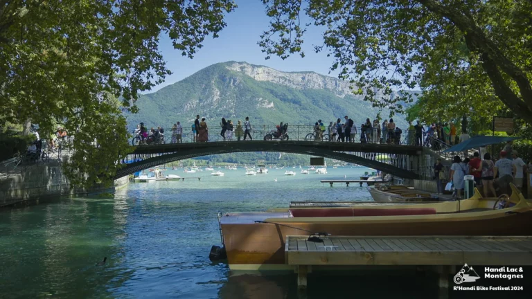 Des participants du R'Handi Bike Festival 2024 sur le pont des Amours d'Annecy