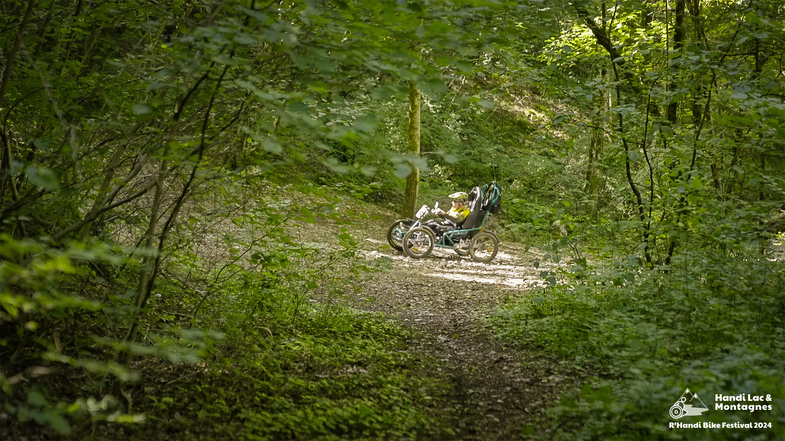 Un participant du R'Handi Bike Festival 2024 dans les bois du Semnoz