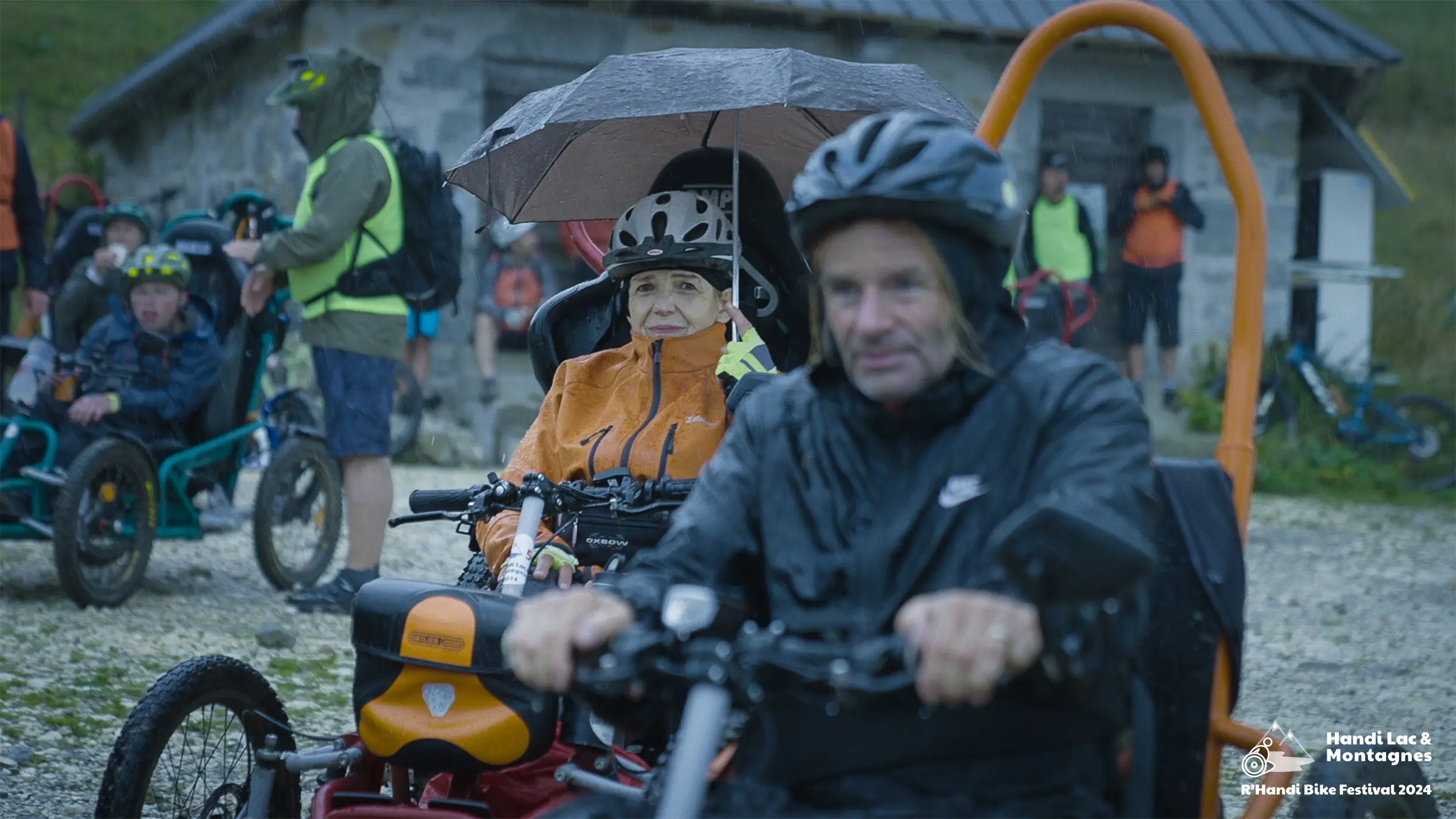 Les participants du R'Handi Bike Festival 2024 sous la pluie au sommet du Semnoz